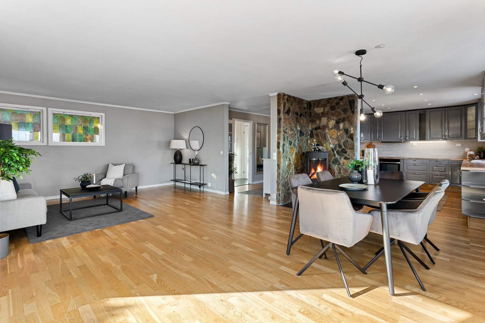 Fin stue med åpen løsning mot kjøkkenet Galleribilde