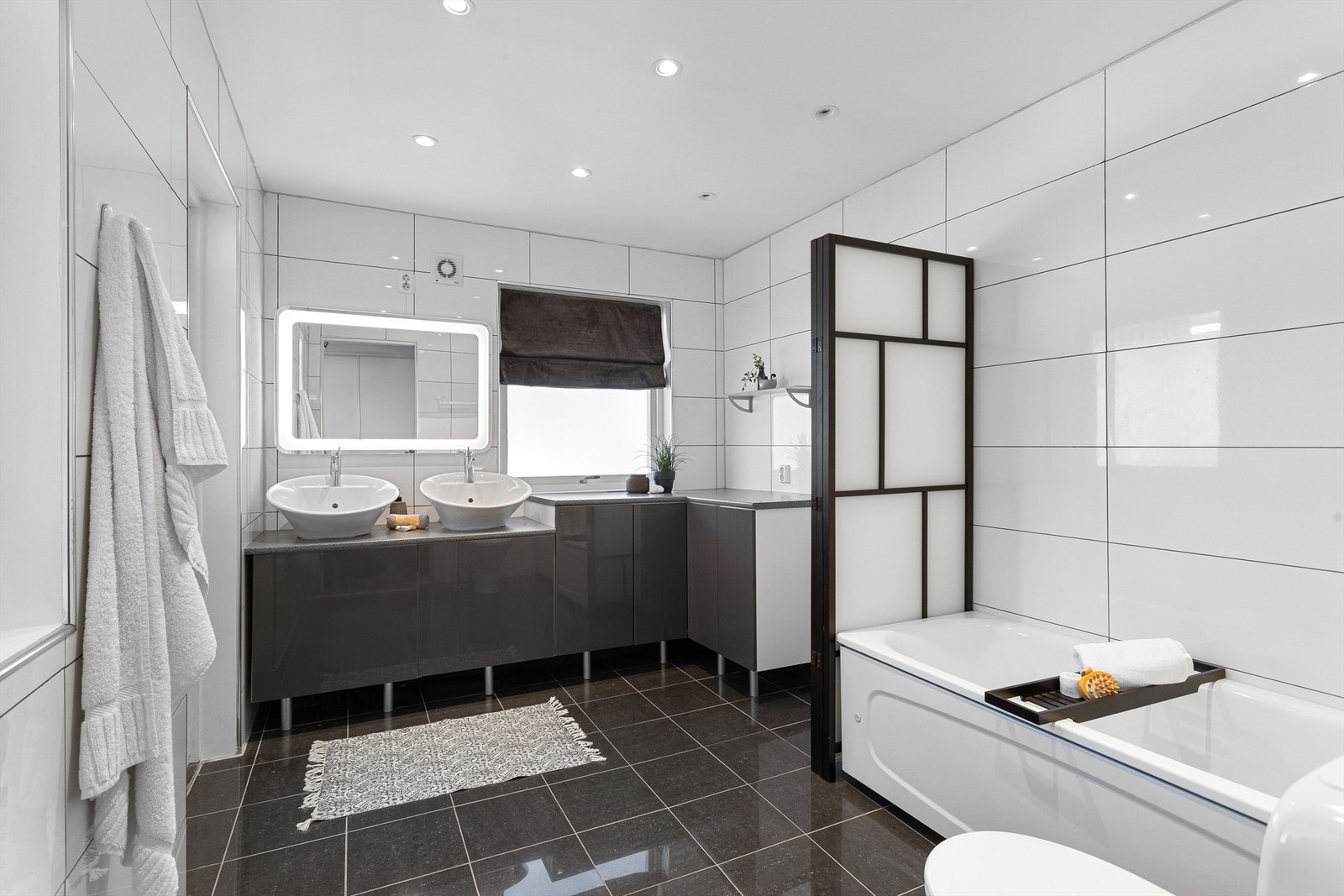 Flislagt bad fra 2011 med frittstående badekar, downlights i tak og gulvvarme Galleribilde