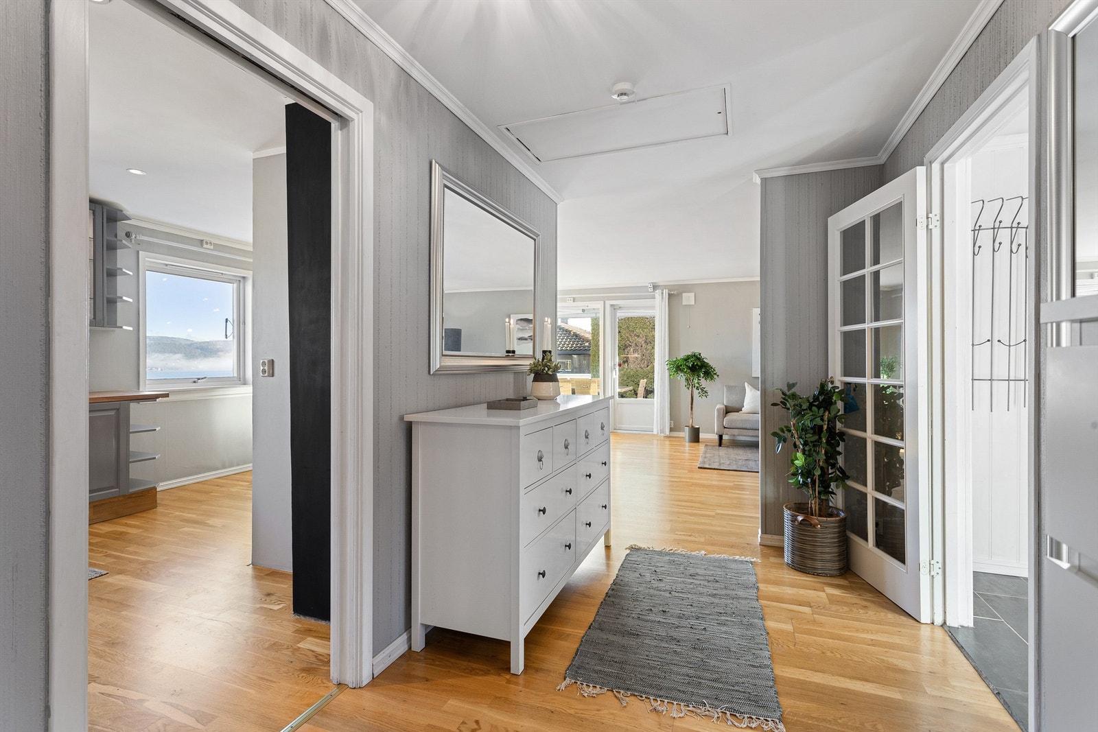 Gang med tilgang til uinnredet kaldtloft via luke Galleribilde