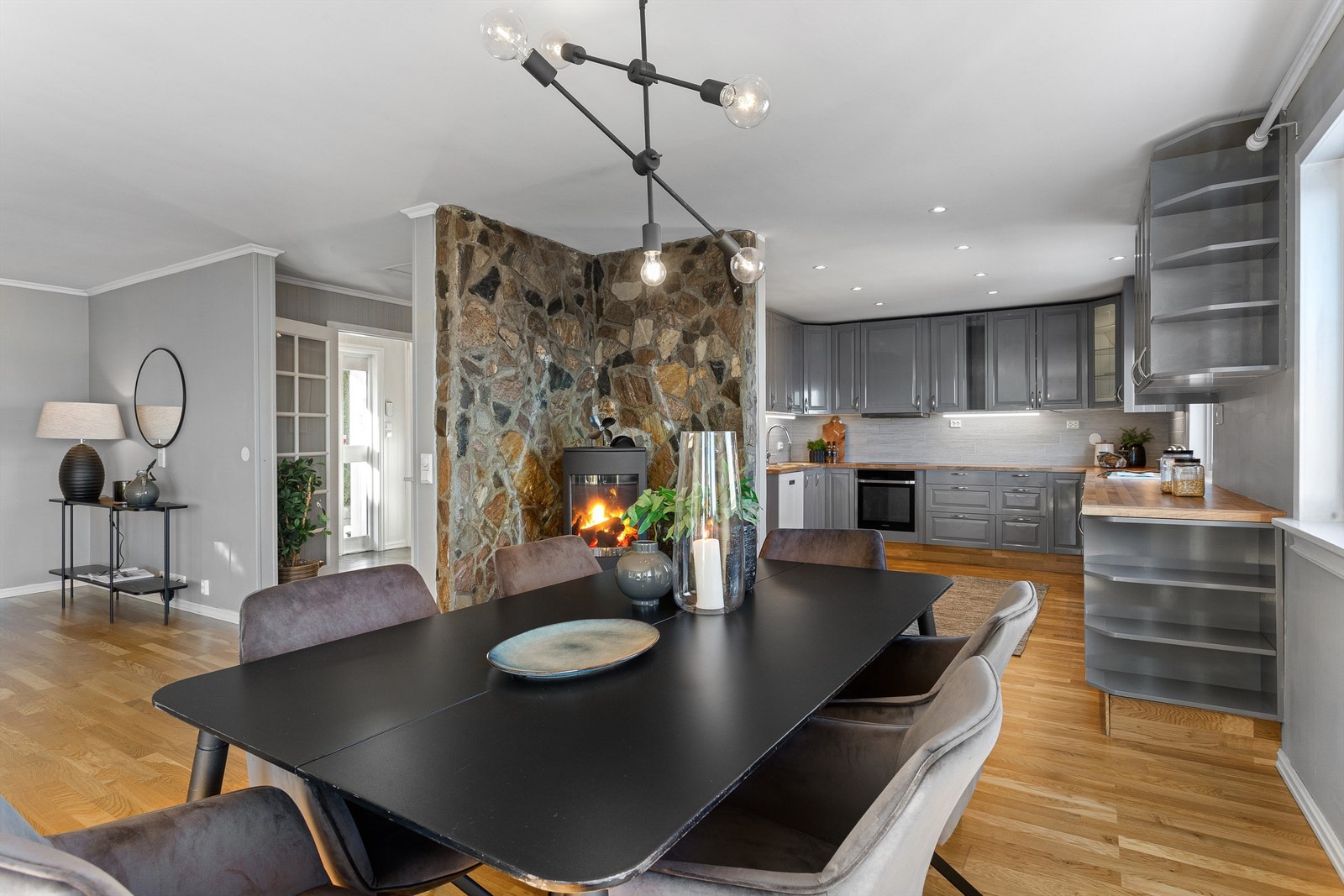 Stue med sofaområde og spiseplass Galleribilde