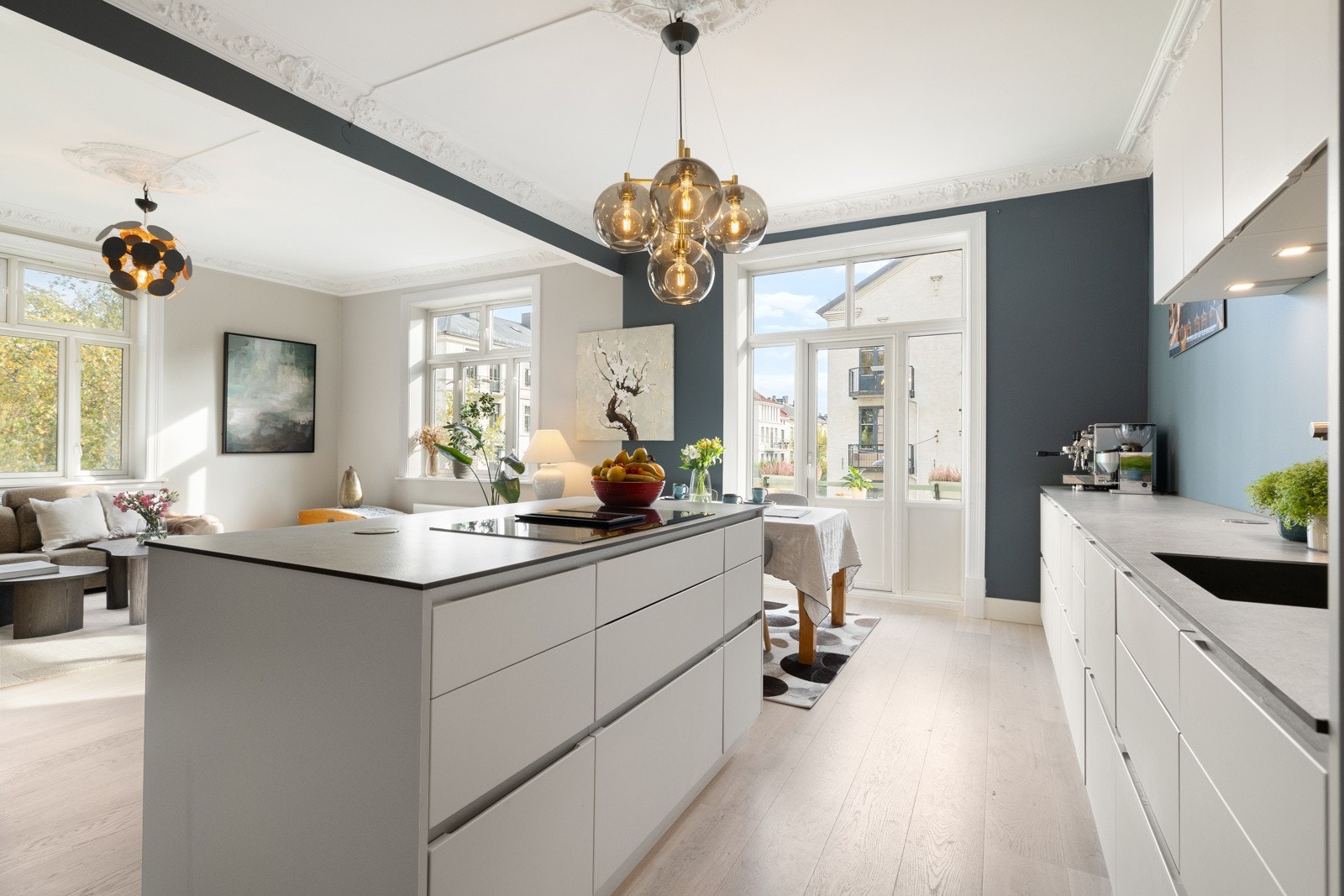 Innredningen har moderne, glatte fronter og en praktisk benkeplate i laminat som gir et tidløst uttrykk og enkel vedlikehold. Galleribilde