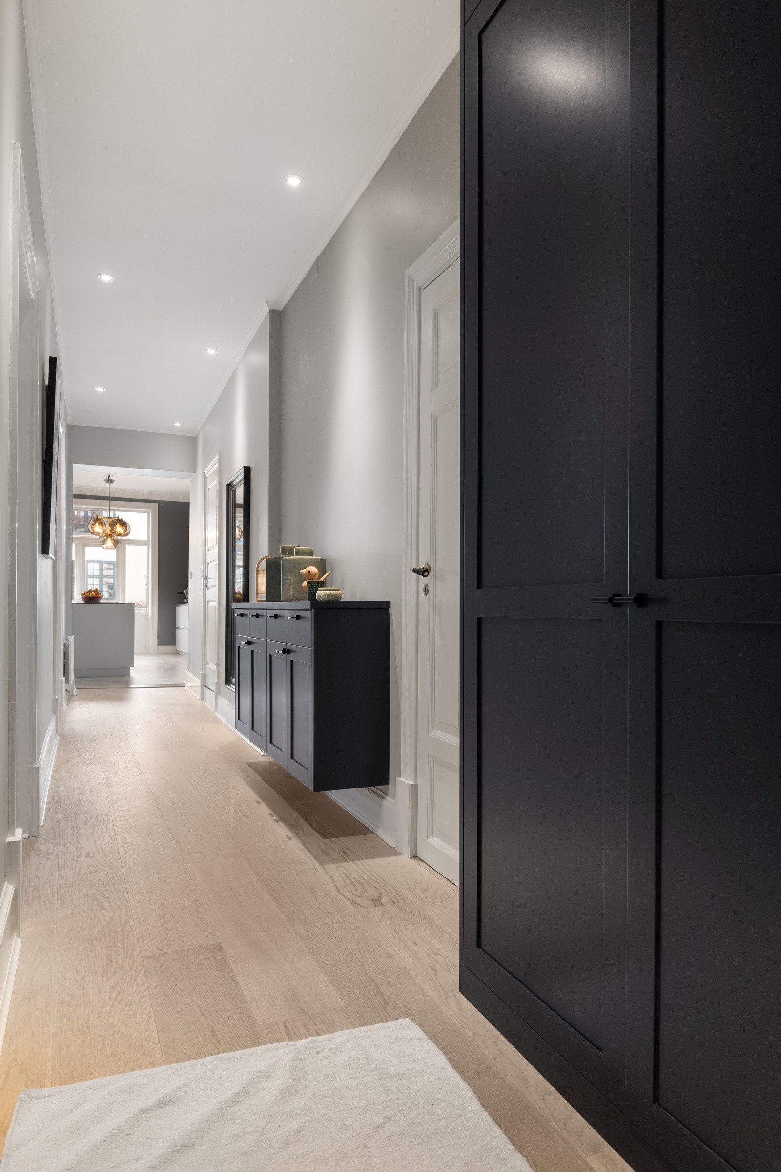 Leiligheten har en romslig og innbydende entré som gir et godt førsteinntrykk. Dørtelefon gjør det enkelt og trygt å slippe inn gjester fra bakkeplan. Galleribilde