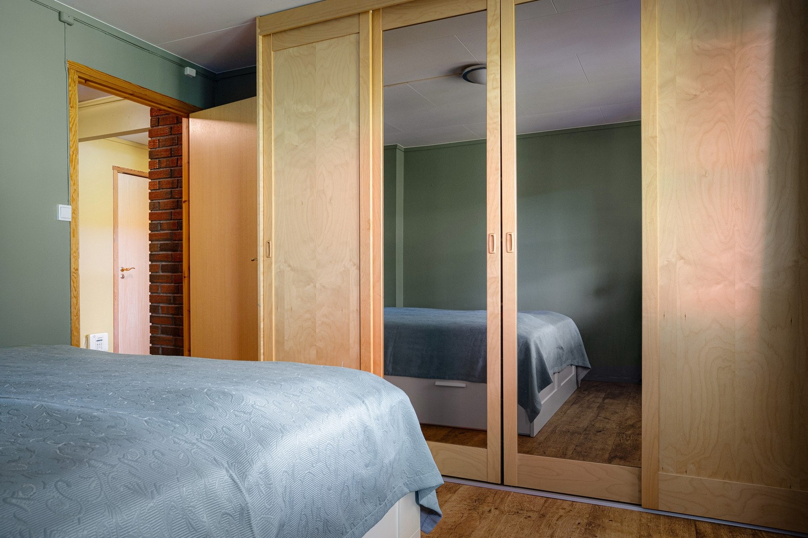 Dette er soverom 2 i u.etg, også dette av god størrelse. Rommet benyttes i dag som kjellerstue. Galleribilde