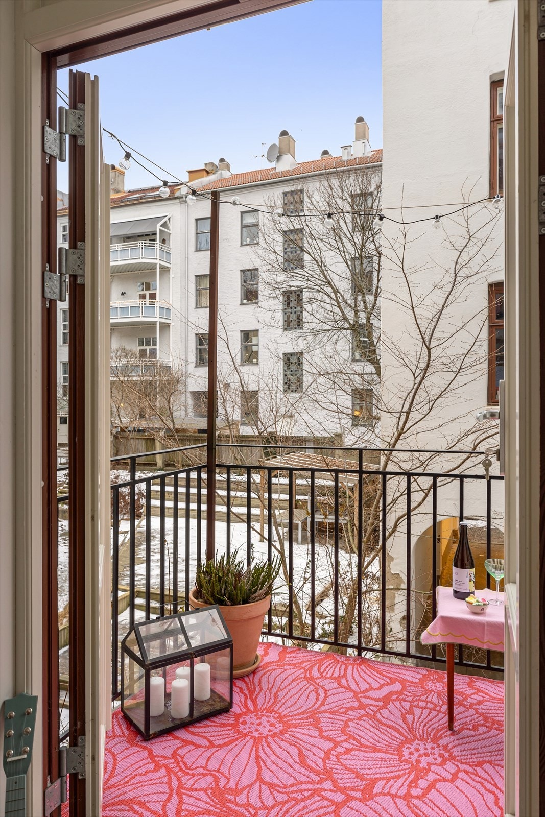 Balkongen er av fin størrelse med plass til sittegruppe, grill og diverse beplantning på sommerstid. Galleribilde