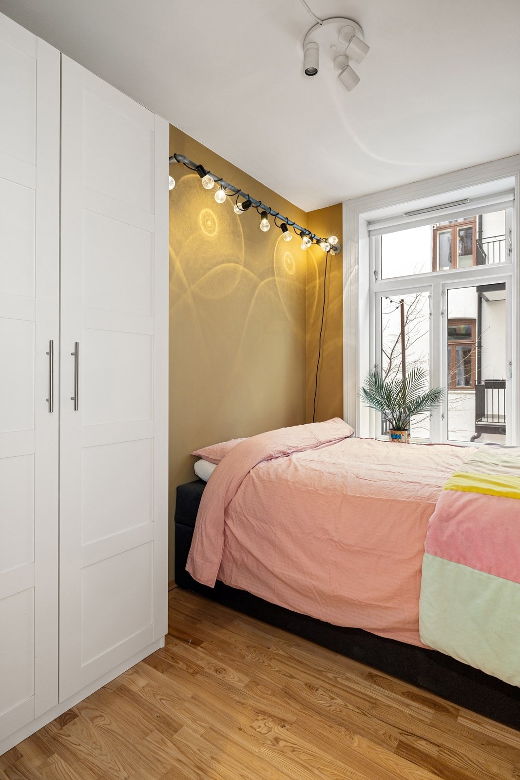 Alle leilighetens soverom vender mot rolig bakfård. På hovedsoverommet er det plass til dobbeltseng og garderobeløsning for oppbevaring. Galleribilde