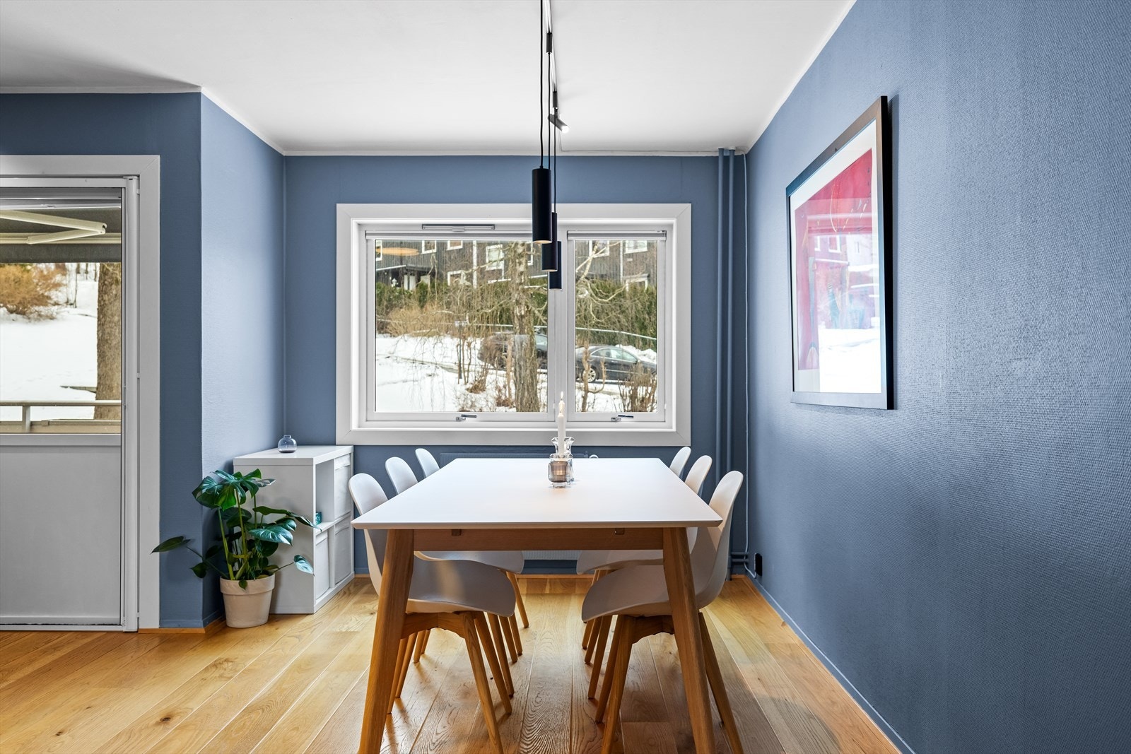 Store vindusflater slipper inn rikelig med dagslys Galleribilde