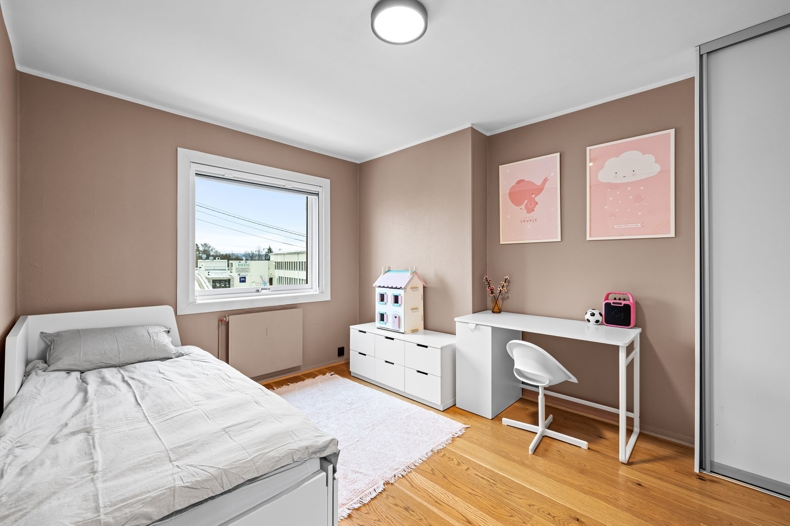 Et rom med flere bruksmuligheter - perfekt som hovedsoverom, barnerom eller kombinert kontorløsning Galleribilde