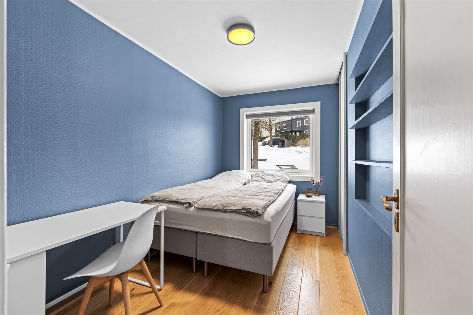 Soverom 1 er lunt og innbydende med plass til både dobbeltseng og tilhørene møblement. Galleribilde