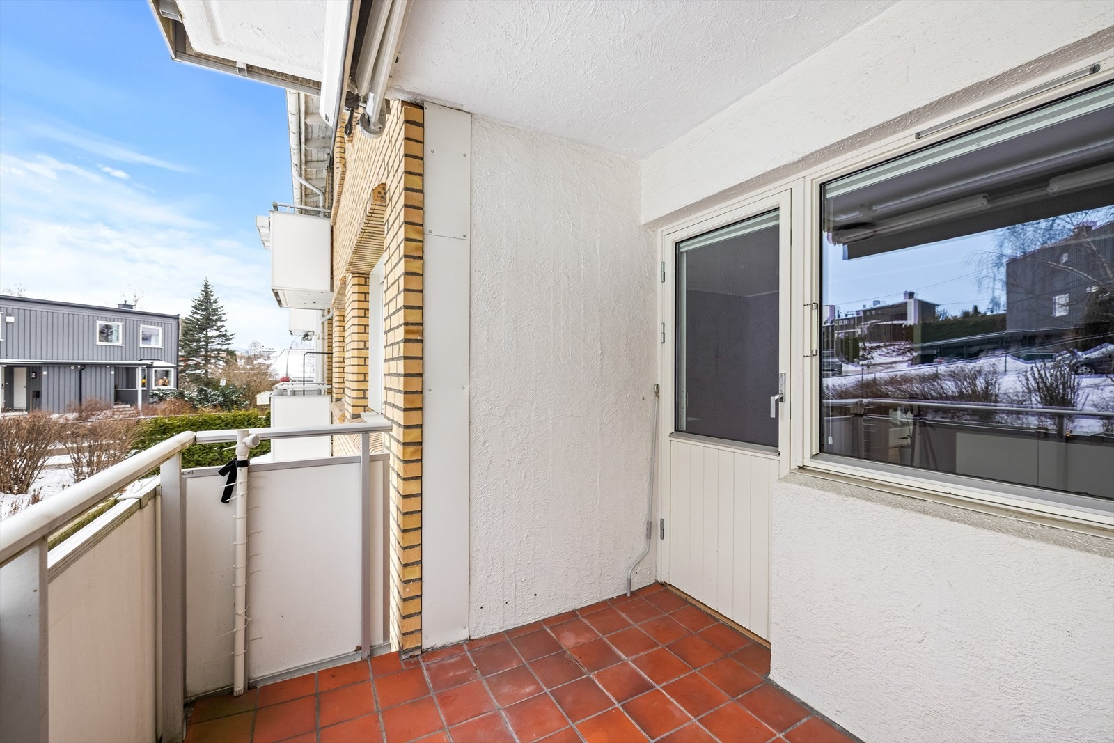 Balkongen gir mulighet for møblering med sittegruppe eller annet utemøblement Galleribilde