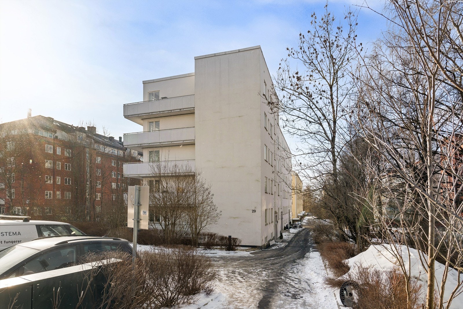 Det er fri parkering for beboerne på aksjelagets tomt ved blokken. Galleribilde