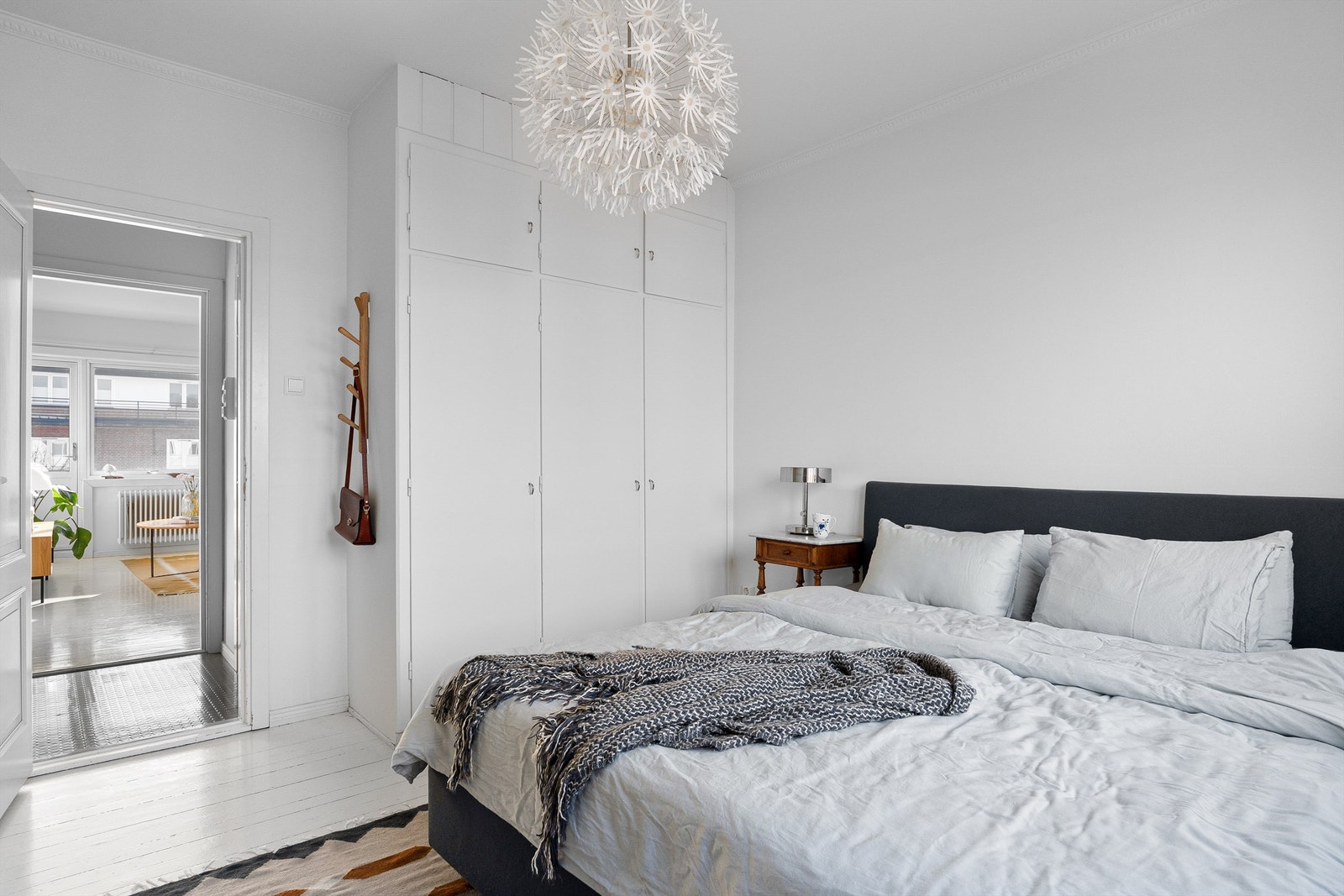 Her er det rikelig med oppbevaringsplass i et stort, innebygget garderobeskap. Galleribilde