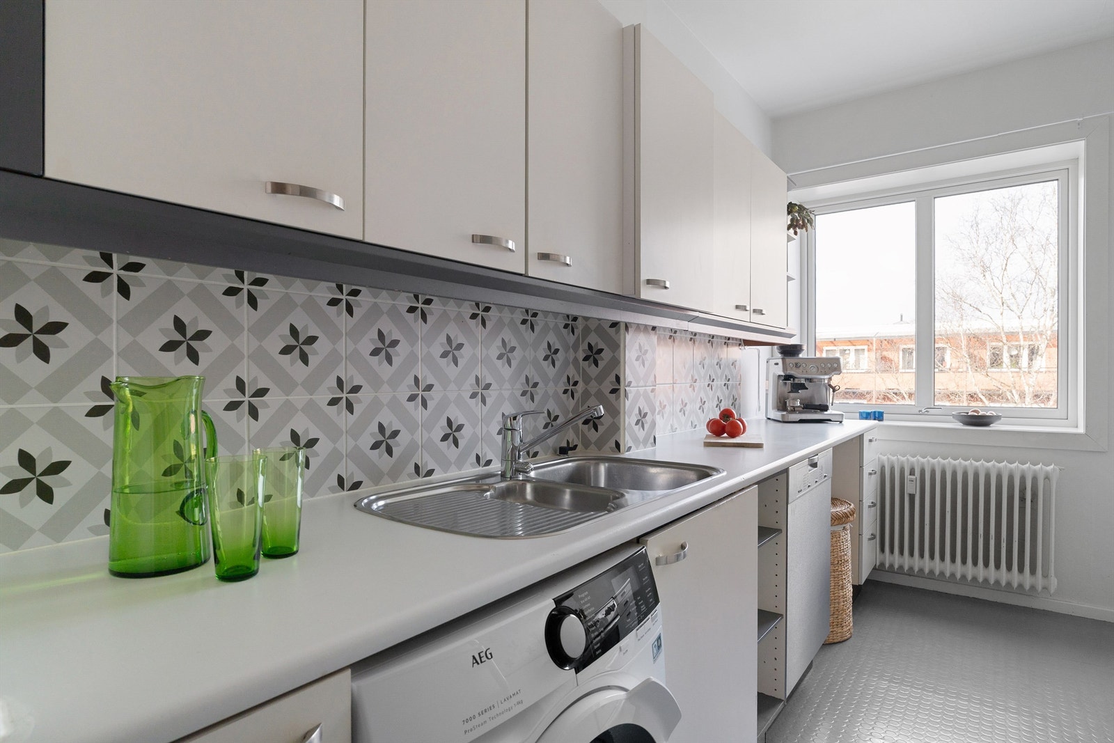 Kjøkkenet er en separat og praktisk sone for matlaging, med gode arbeidsflater. Galleribilde