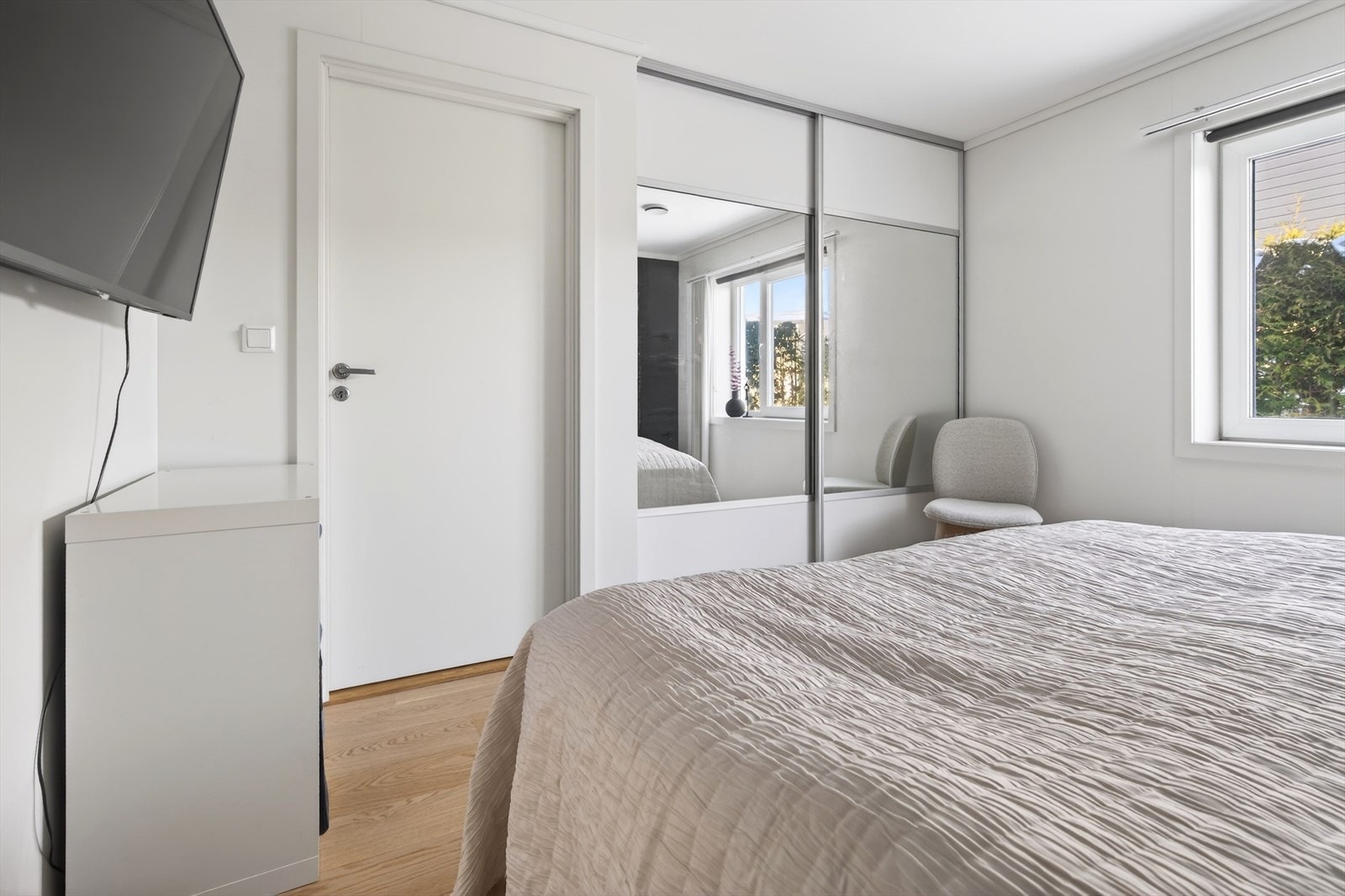 Speilskyvedørsgarderobe med god lagringsplass Galleribilde