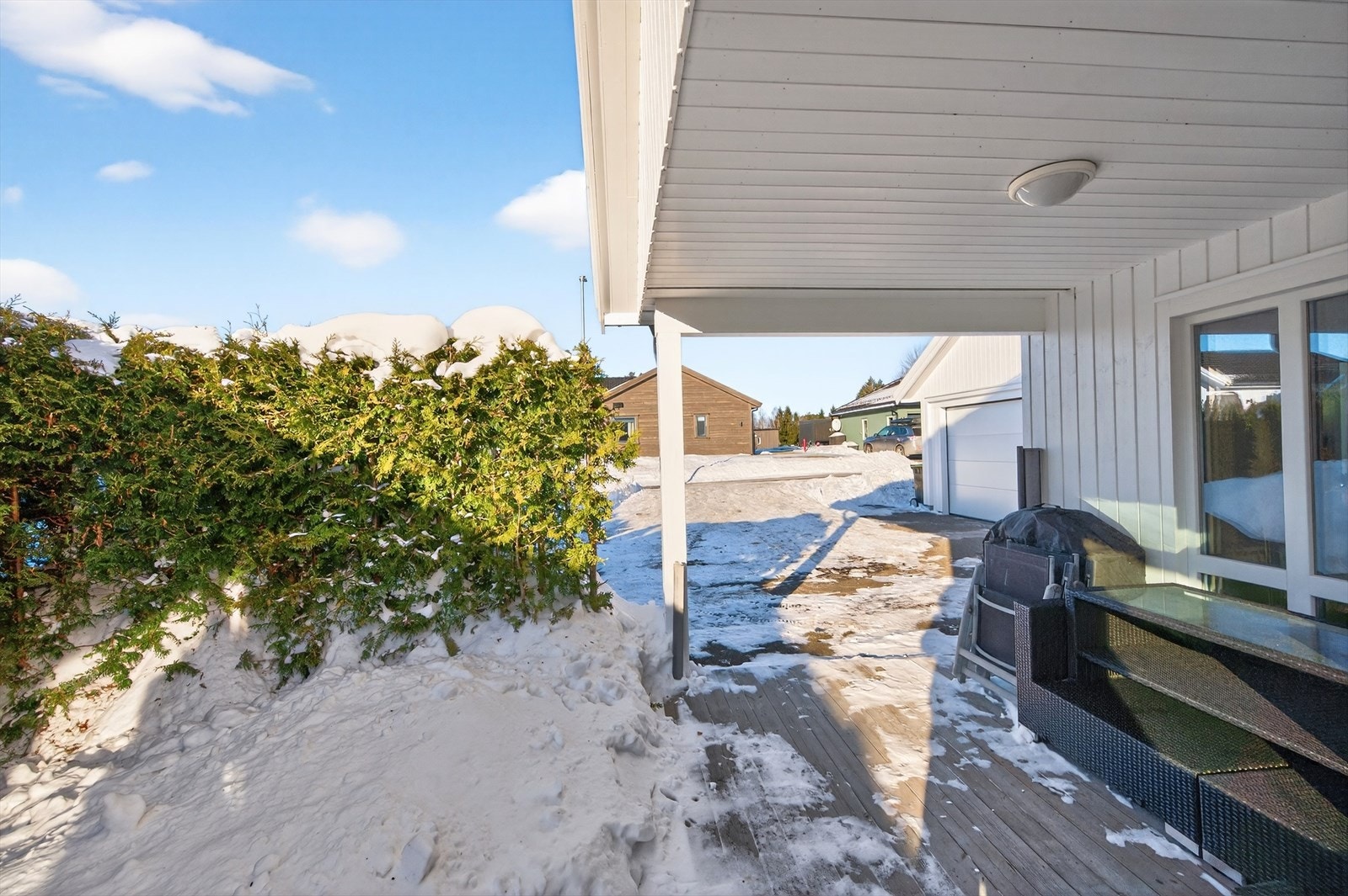 Direkte utgang fra stuen til terrasse og hage Galleribilde