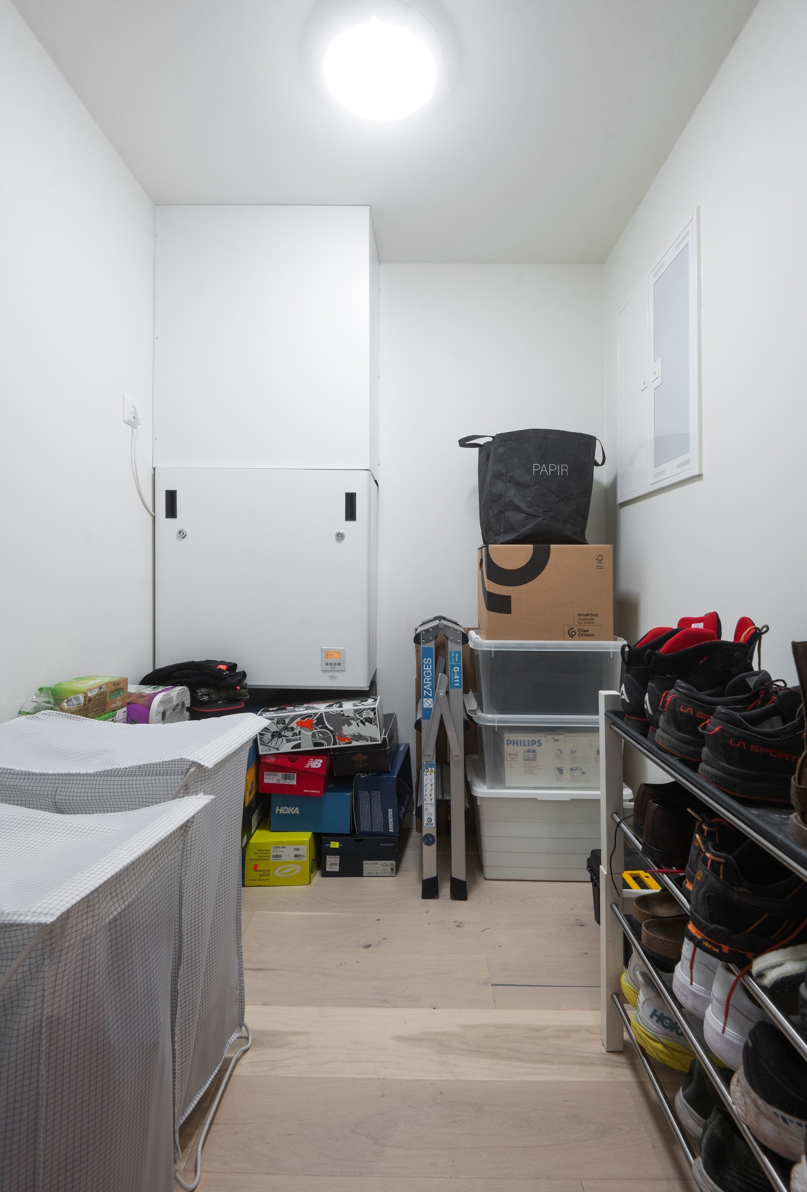 Boligen har en praktisk innvendig bod som gir ekstra lagringsplass i hverdagen. Galleribilde