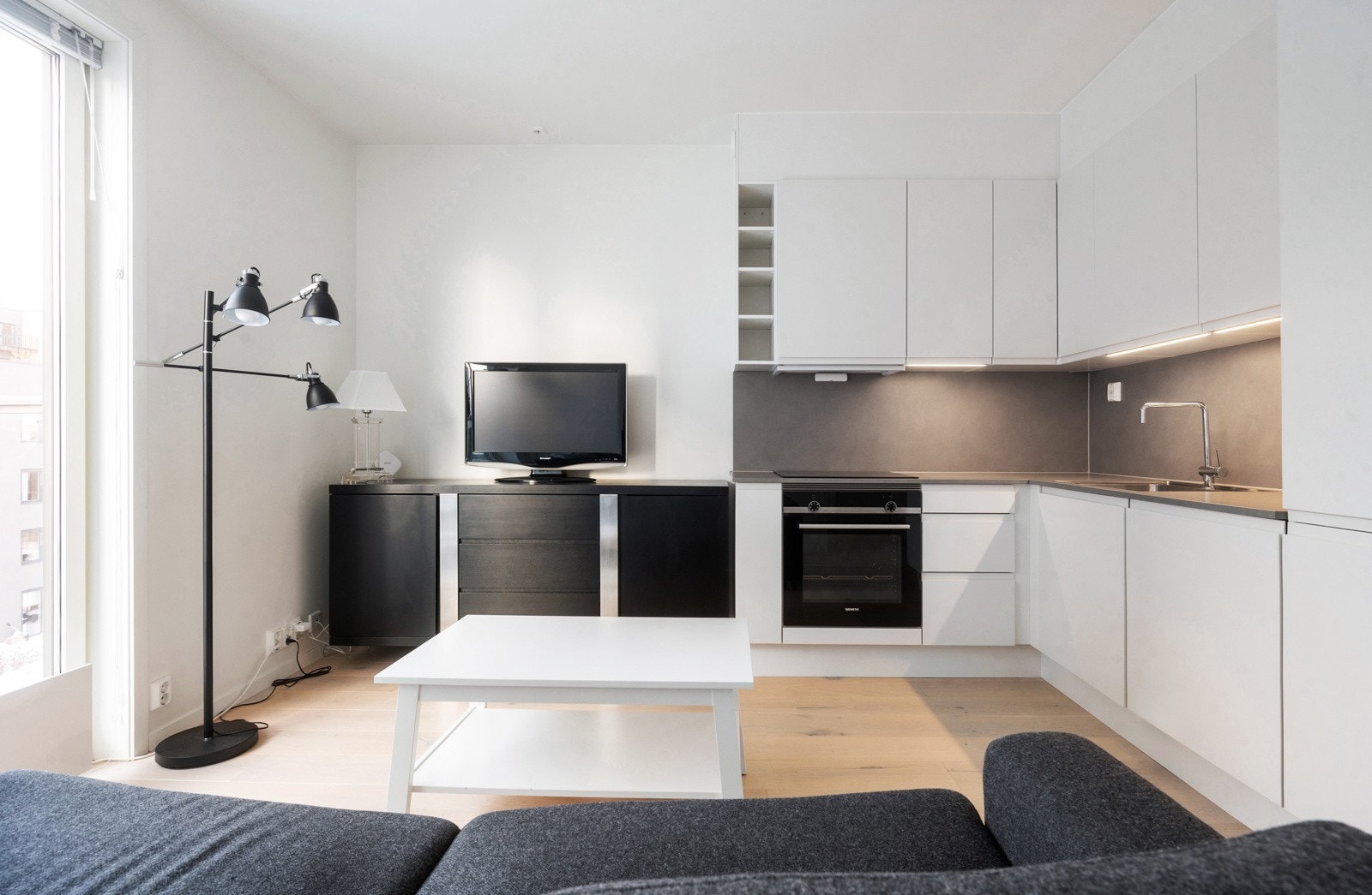 Kjøkkenet ligger i en fin, sosial og åpen løsning med stuen. Galleribilde