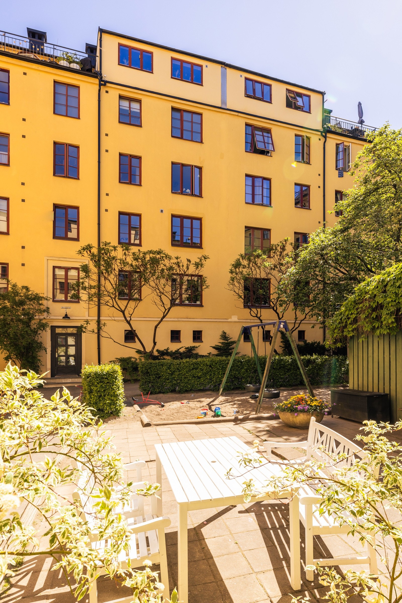 Velholdt og representativ bygård i rolig og attraktiv gate. Galleribilde