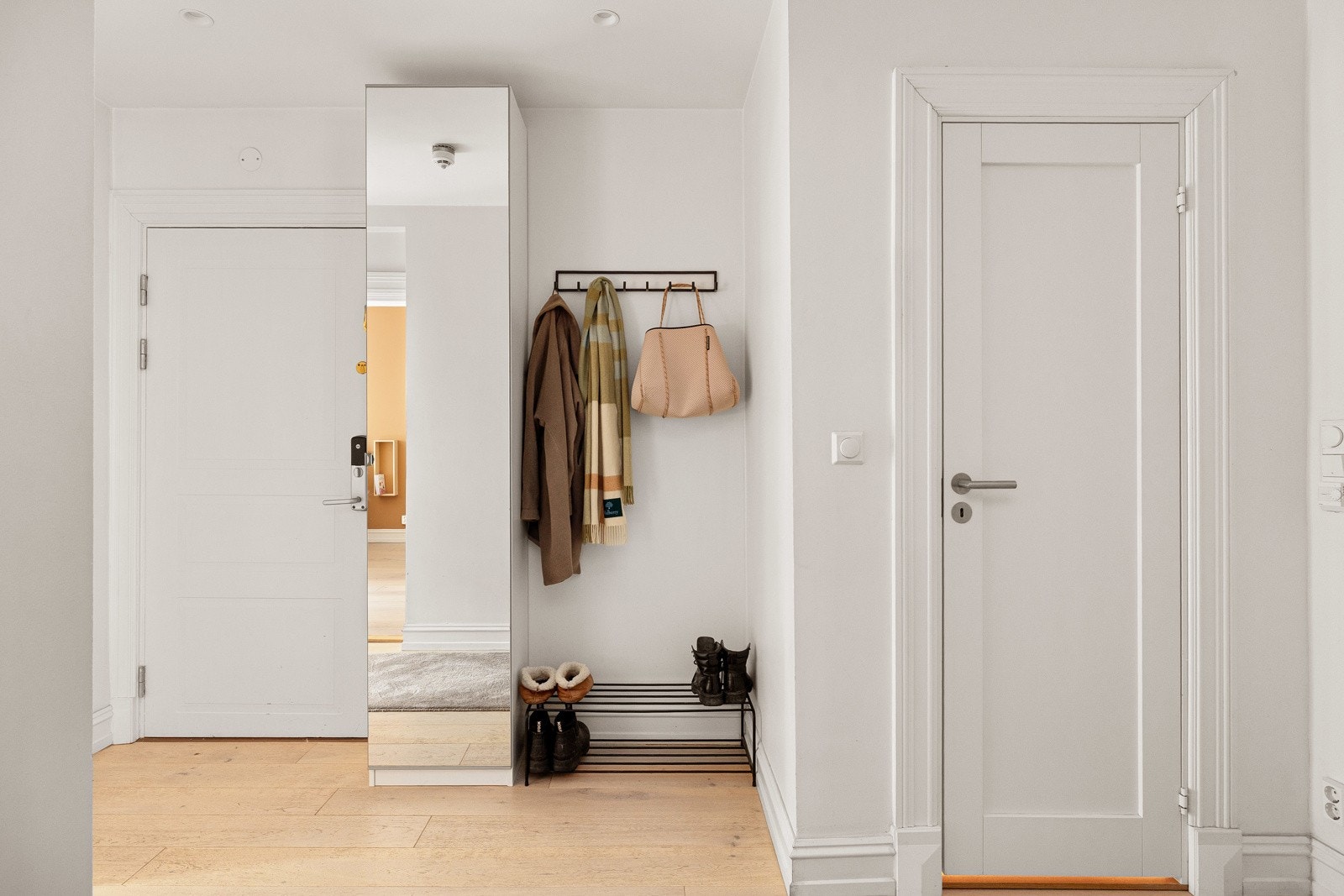 Når du kommer inn i leiligheten, møtes du av en lys og innbydende entré med plass til å henge fra seg yttertøy og sette fra seg sko. Galleribilde