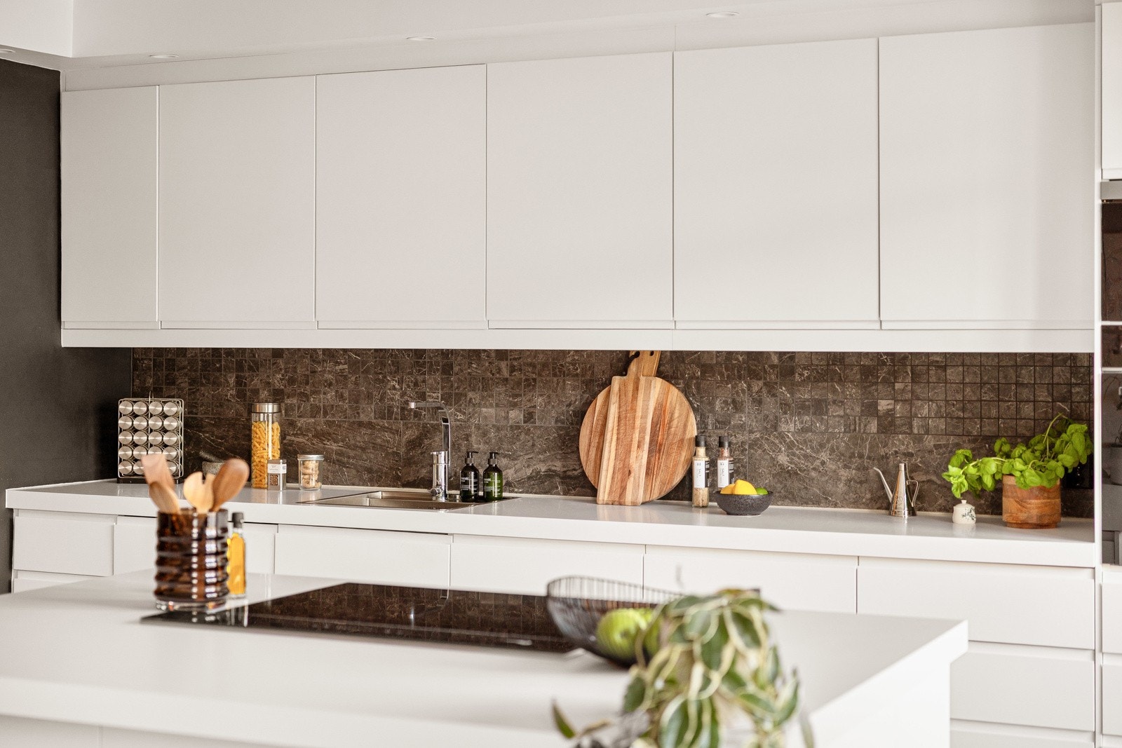 Gjennomtenkt og funksjonell kjøkkenløsning som kombinerer design og praktiske kvaliteter. Galleribilde