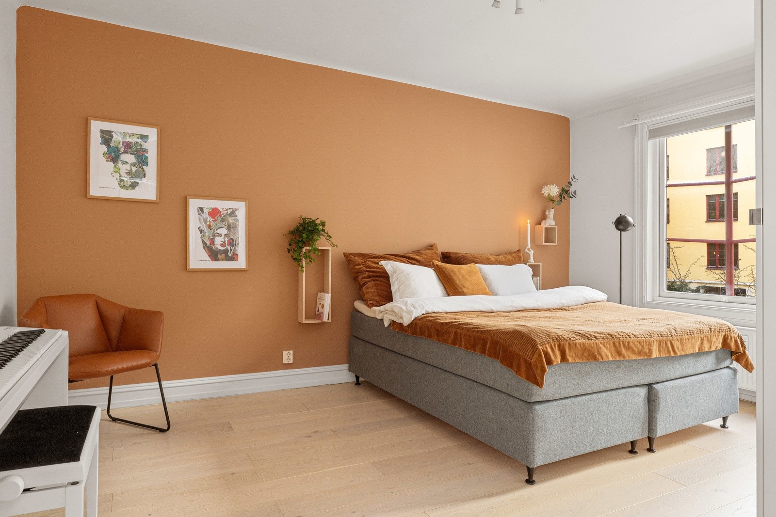 Et rolig og behagelig rom med plass til alt du måtte trenge Galleribilde