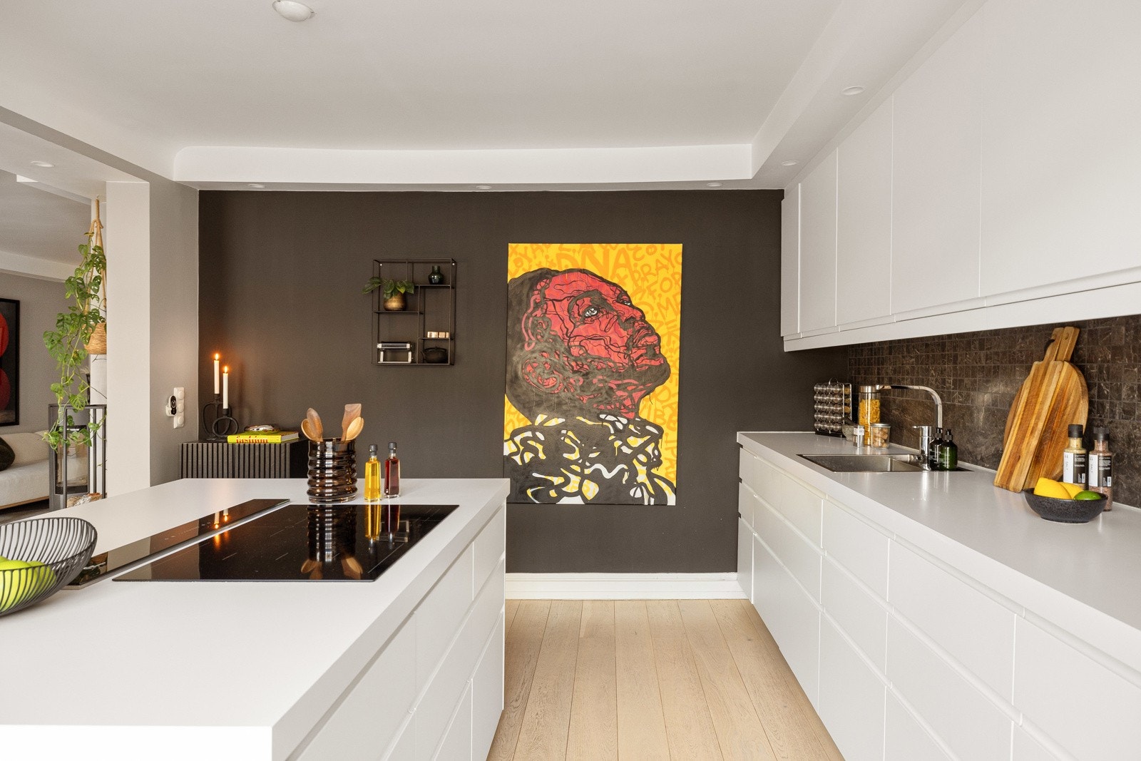 Flislagt felt mellom benk og overskap som gir et ryddig og lettstelt uttrykk. Galleribilde