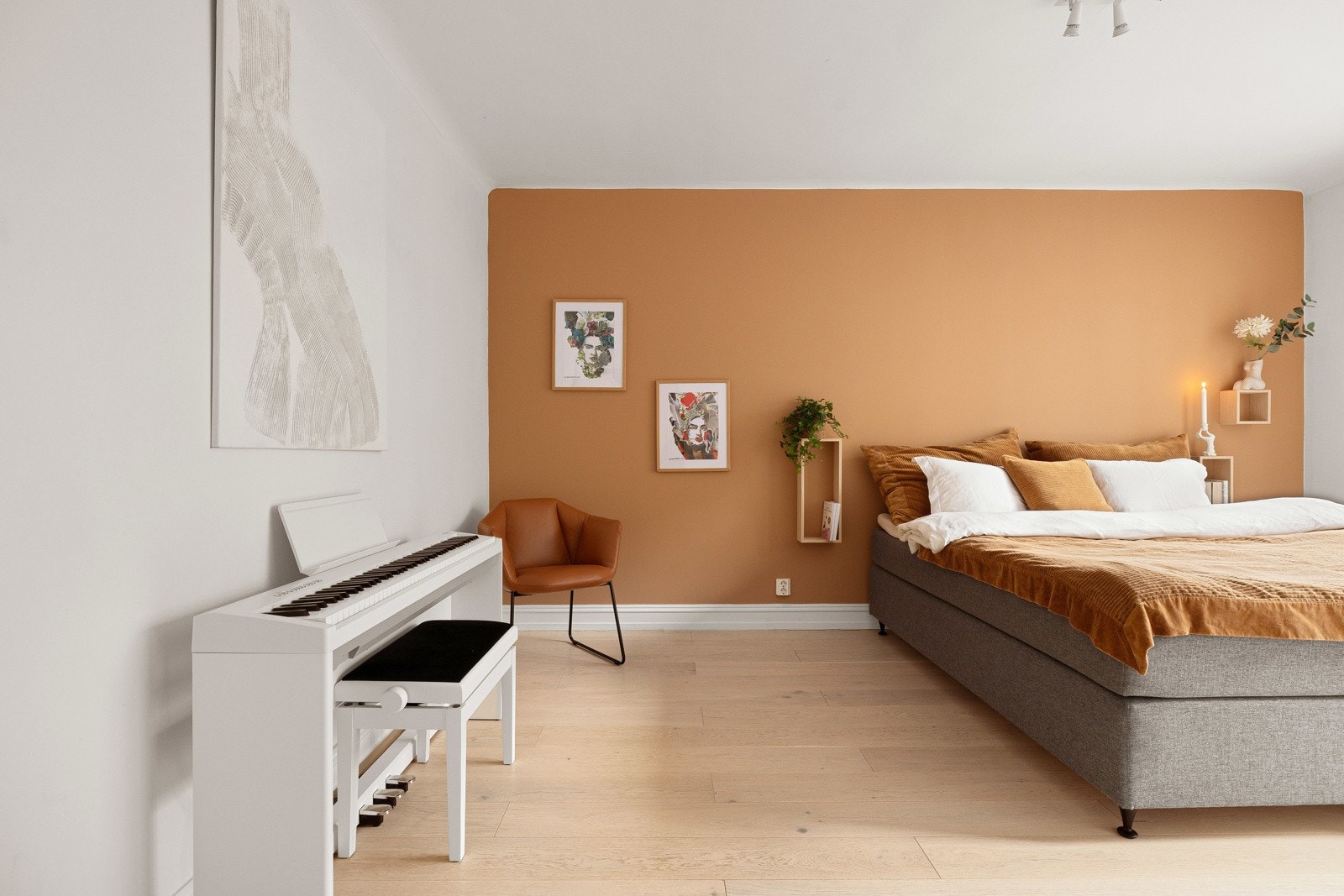 Romslig hovedsoverom med god plass til dobbeltseng og garderobeløsning. Galleribilde