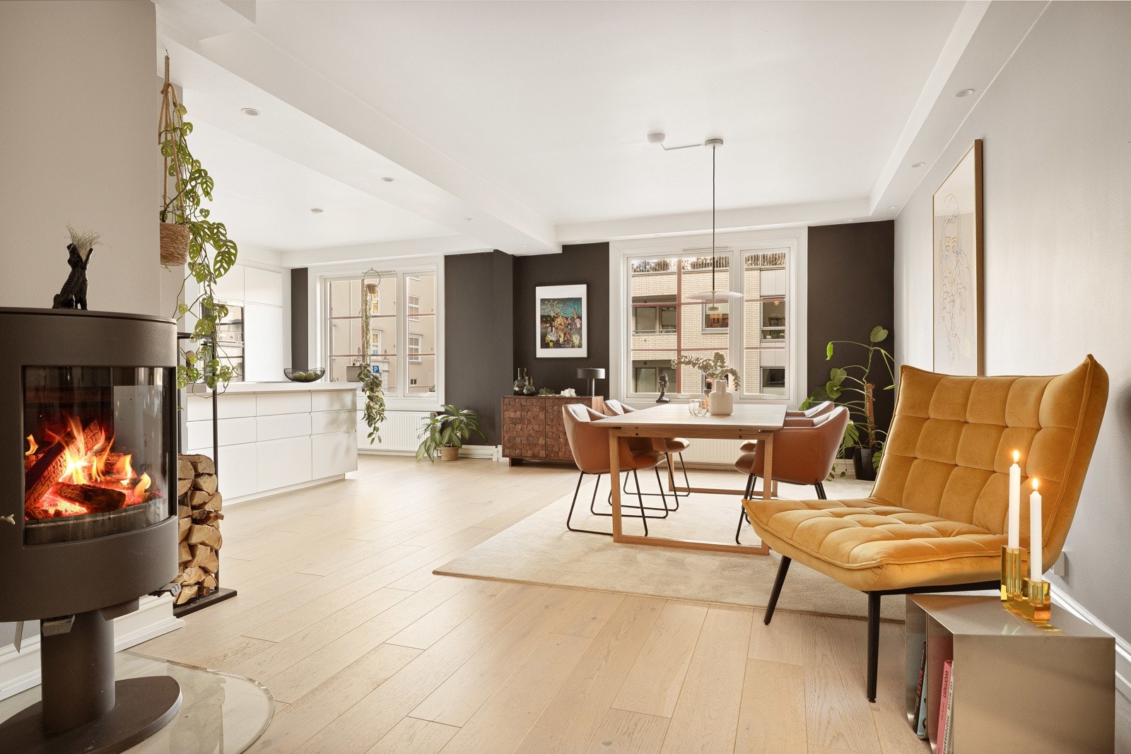 Velkommen til en lys og gjennomført 3-roms selveier på 105 kvm i attraktive Bjerregaards gate på St. Hanshaugen. Galleribilde