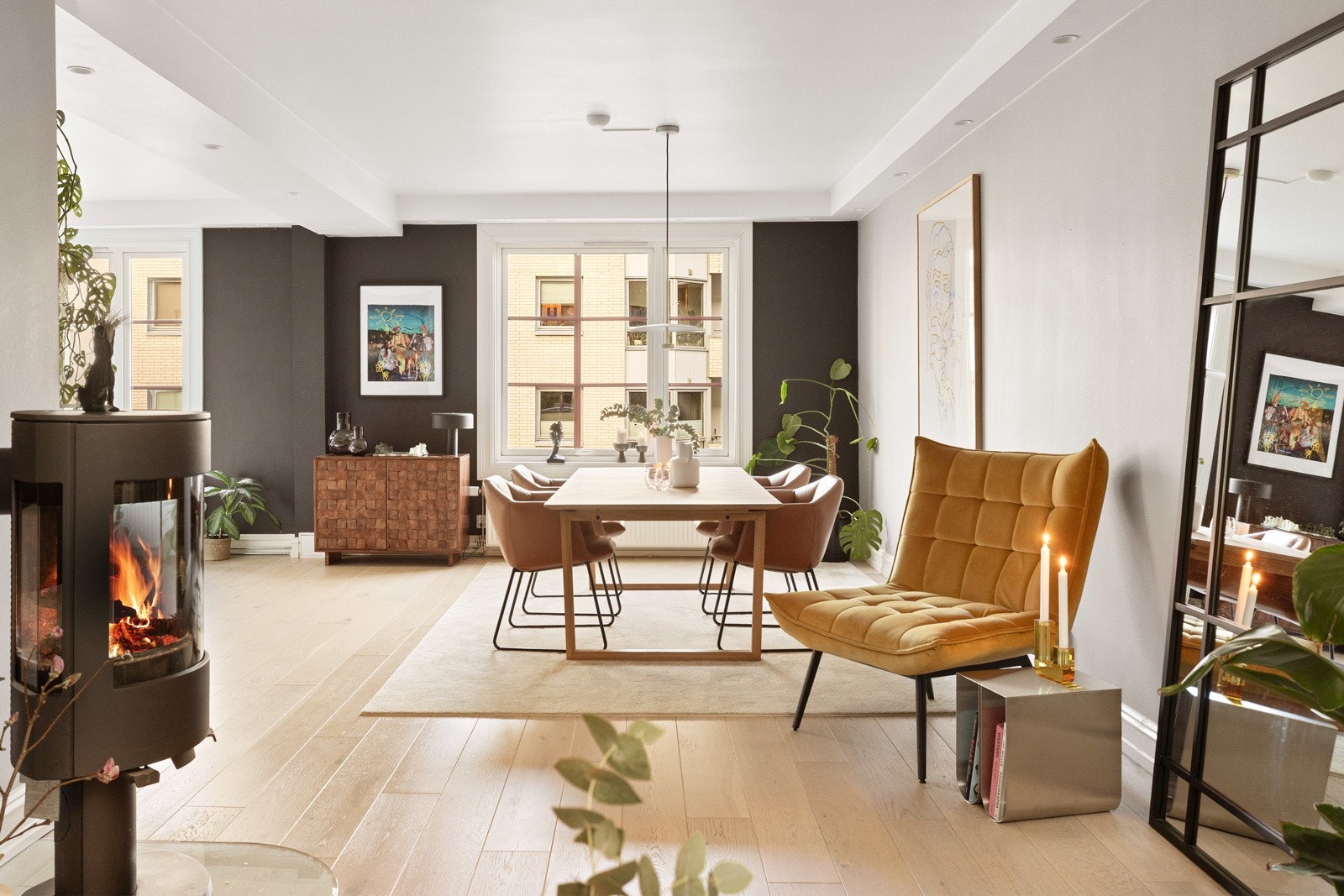 Store vindusflater som fyller leiligheten med naturlig lys fra morgen til kveld. Galleribilde