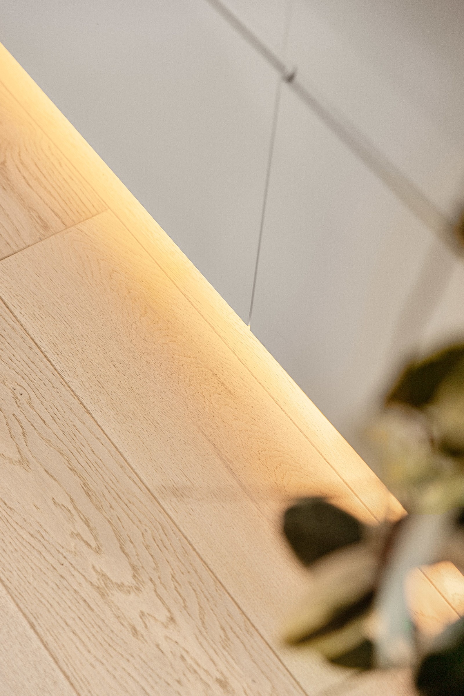 God arbeidskomfort med benkeskapsbelysning og flere stikkontakter over benkeplate. Galleribilde