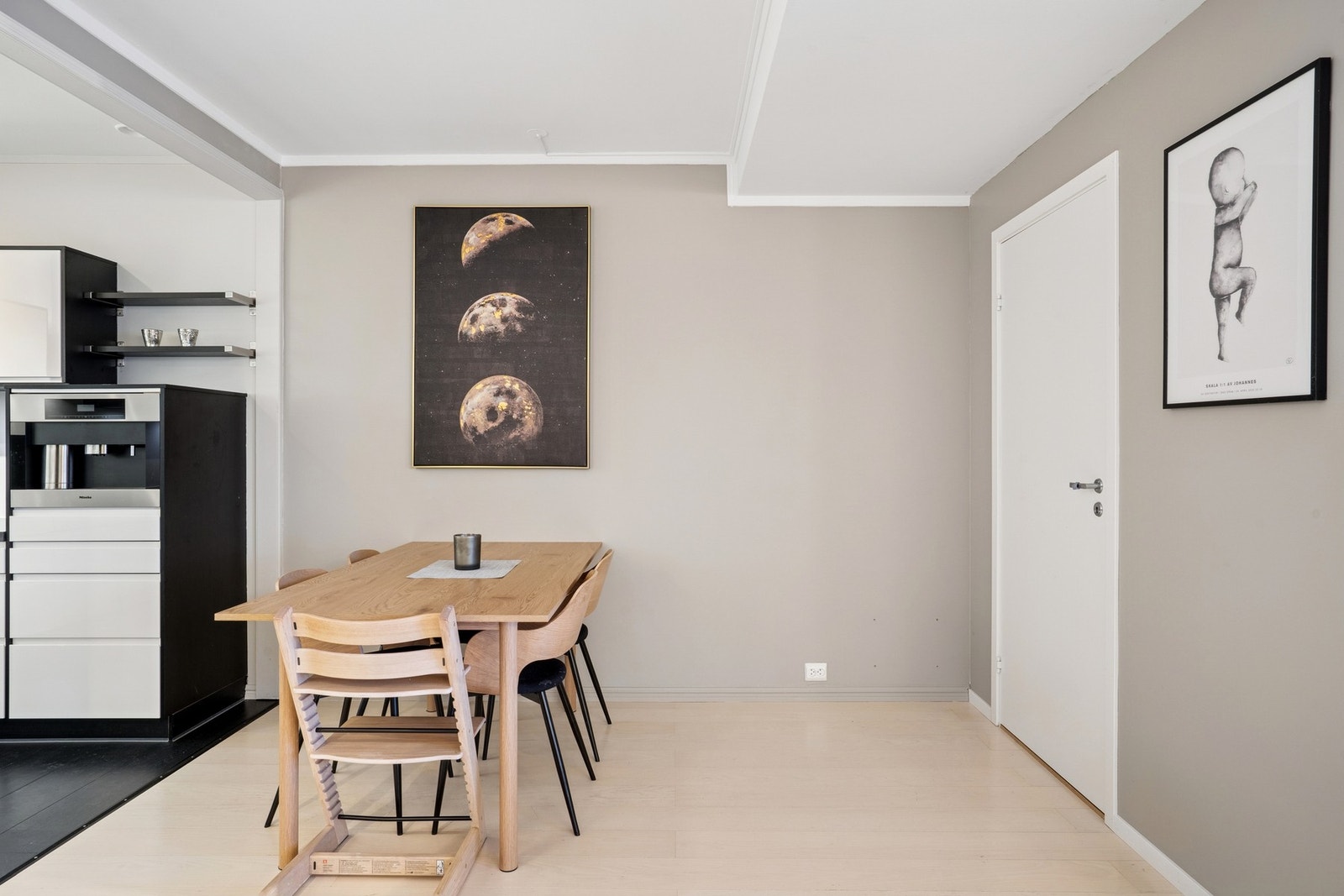 Romslig stue. Selger har satt opp lettvegger på stue for å laget et ekstra soverom/ kontor Galleribilde