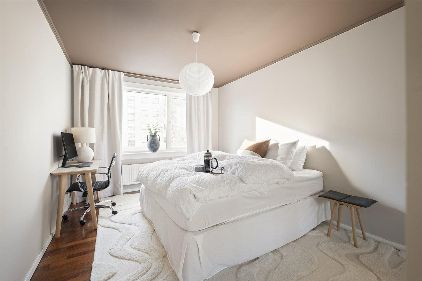 Romslig soverom med god plass til dobbeltseng og garderobe. Galleribilde