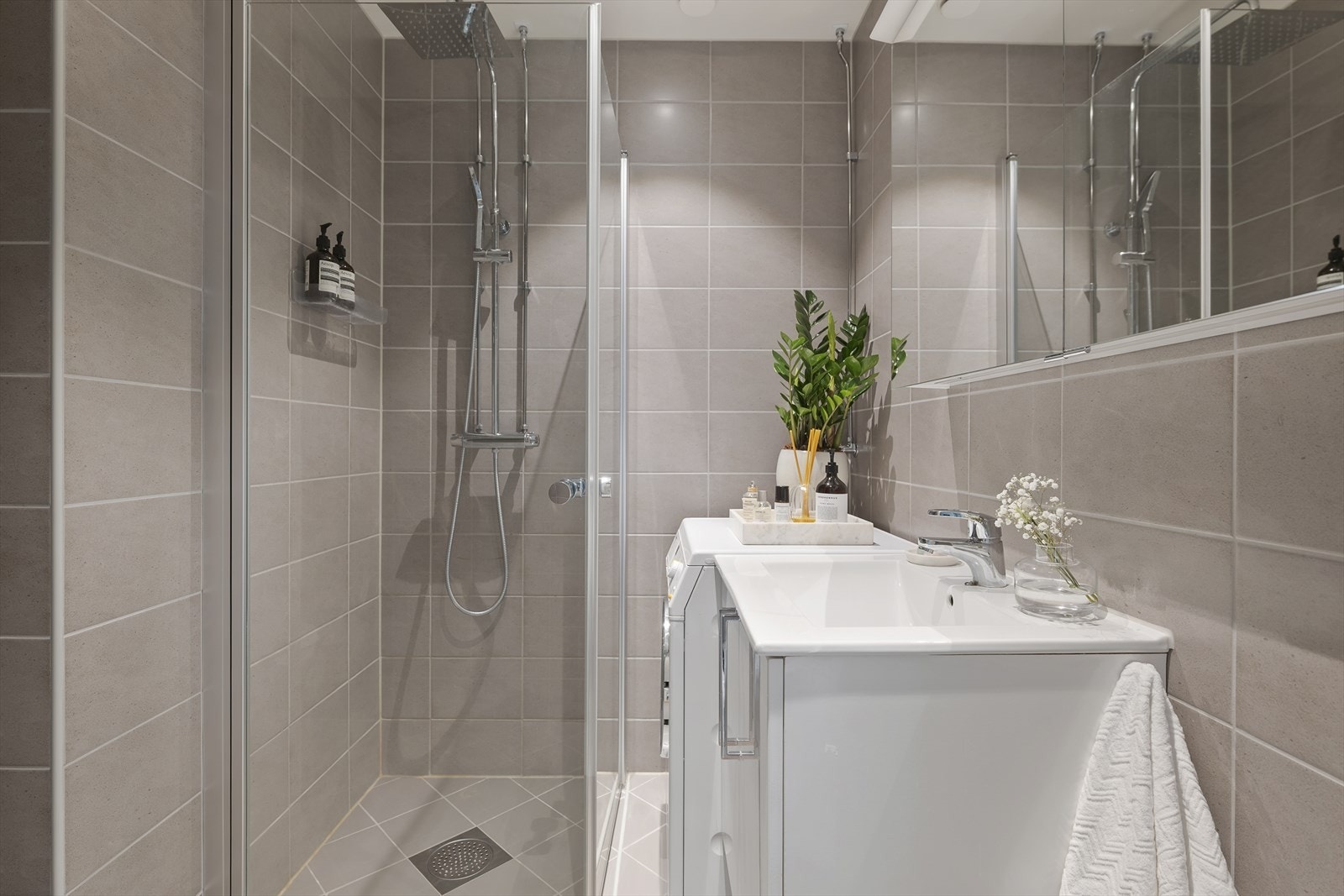 Varmekabler på gulv. Vaskemaskinen følger salget. Galleribilde