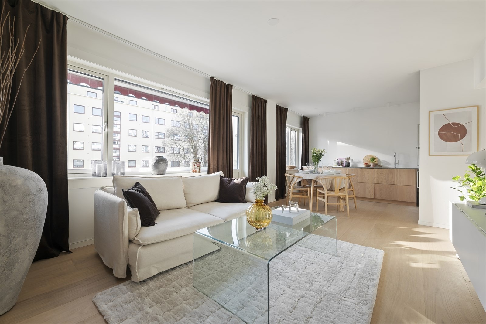 Her kan du enkelt innrede med stor sofagruppe med tilhørende møblement, og spisebord - uten at det påvirker romfølelsen. Galleribilde