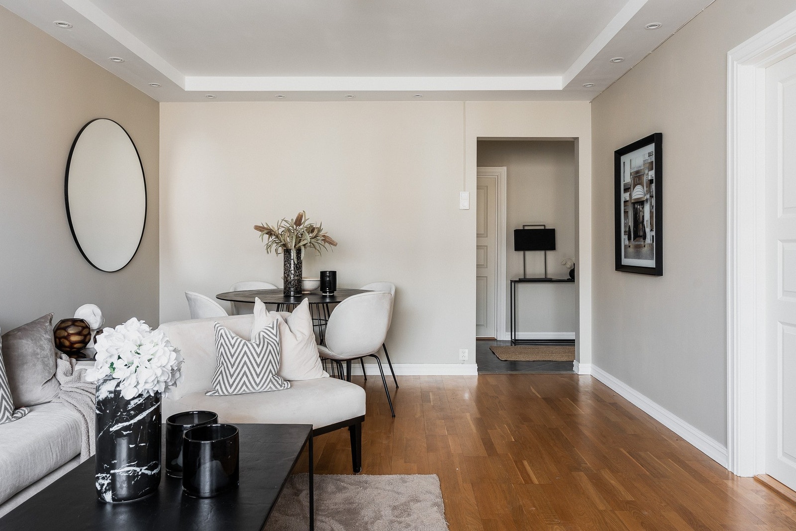 Dagslyset i stuen suppleres ypperlig av lyskasser med innfelte spotter rundt store deler av himlingen. Galleribilde