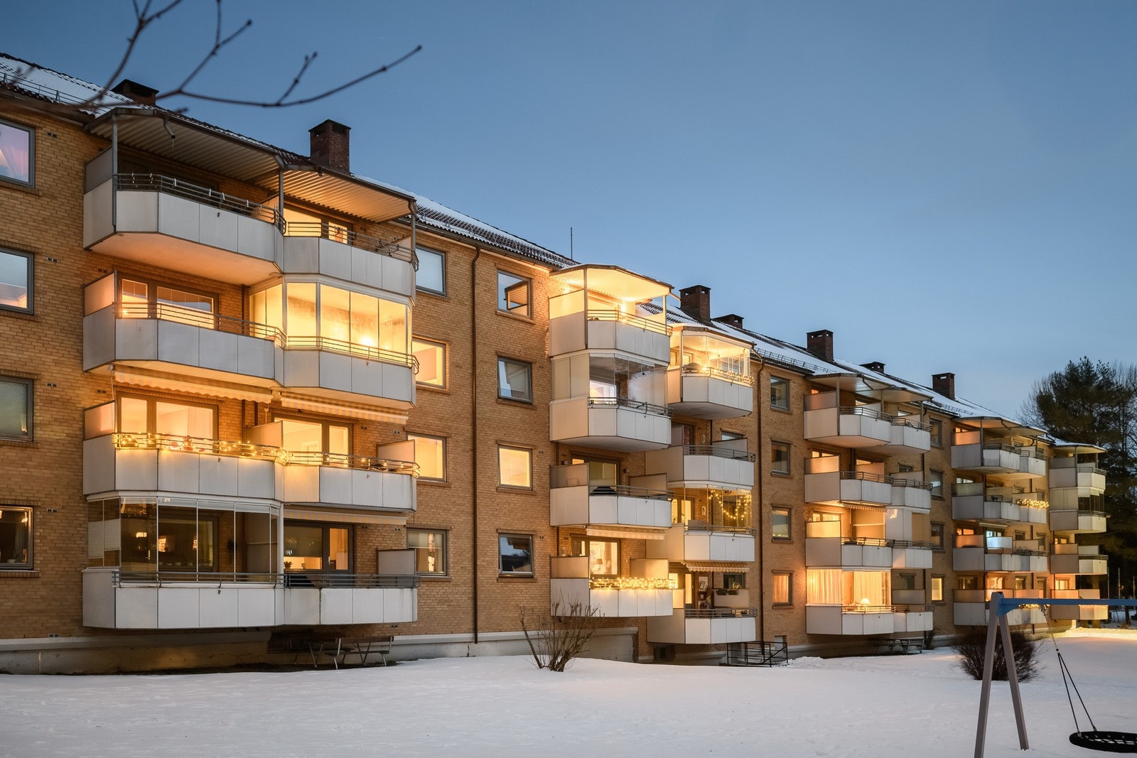 Lys, gjennomgående 3-roms med god og rolig internplassering. Solrik balkong m/innglassing. Fyring inkl. Familievennlig! Galleribilde