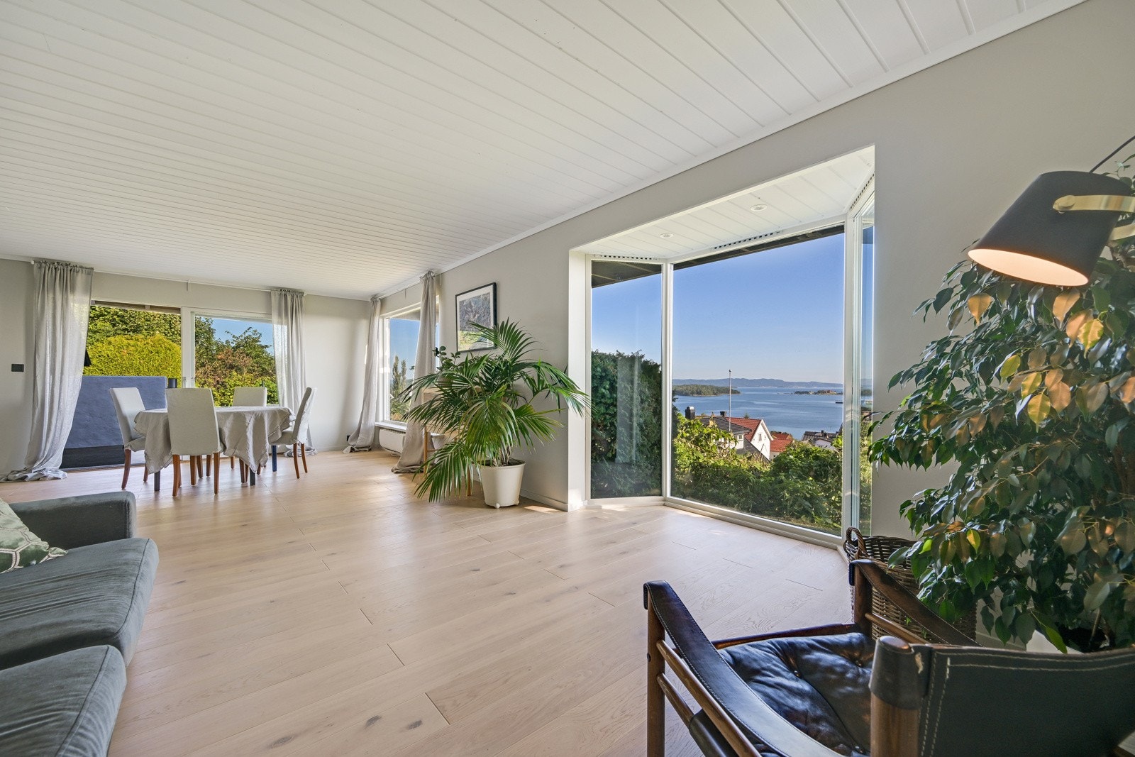 Store vindusflater nesten fra gulv til tak og som vi ser er det flott utsikt Galleribilde