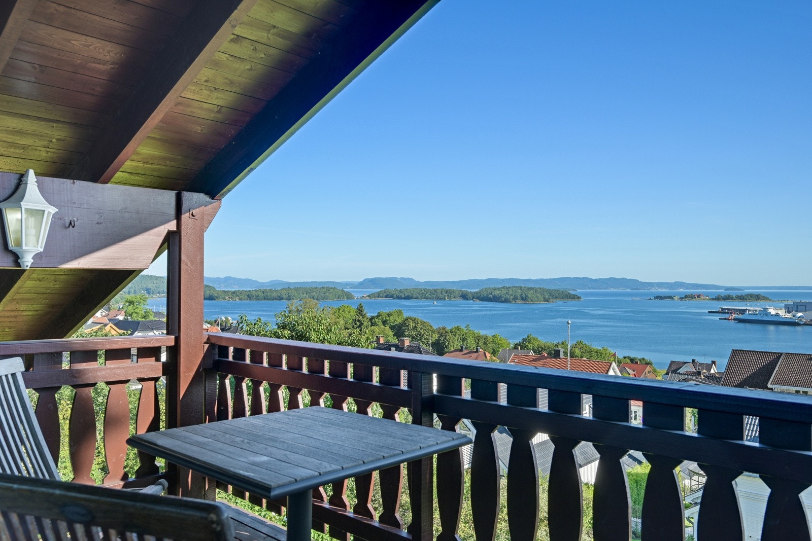 Mens her ser vi motsatt vei innover fjorden og mot Løvøya Galleribilde