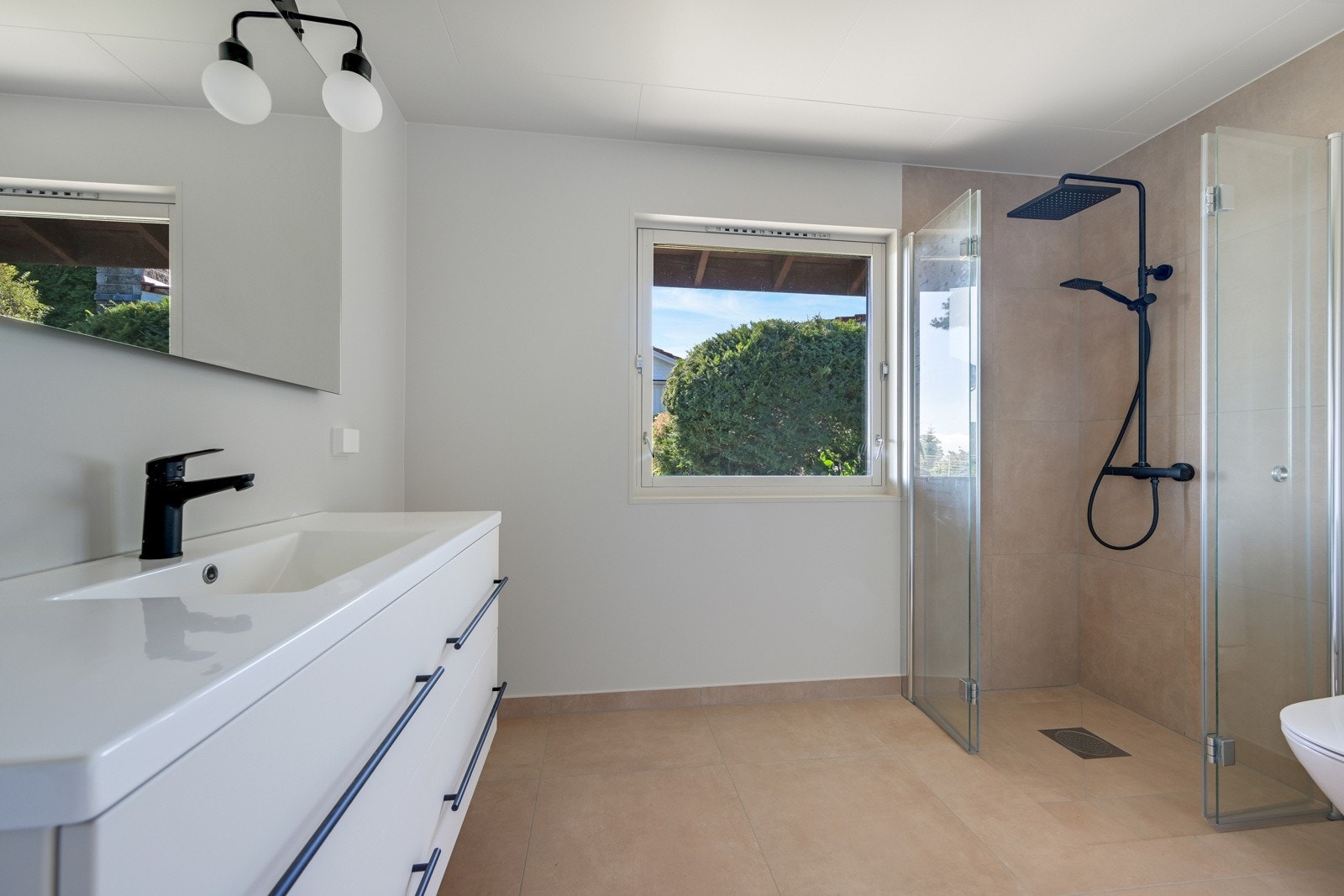 Hybelleiligheten har et stort og nylaget bad med flislagt gulv/varmekabler Galleribilde