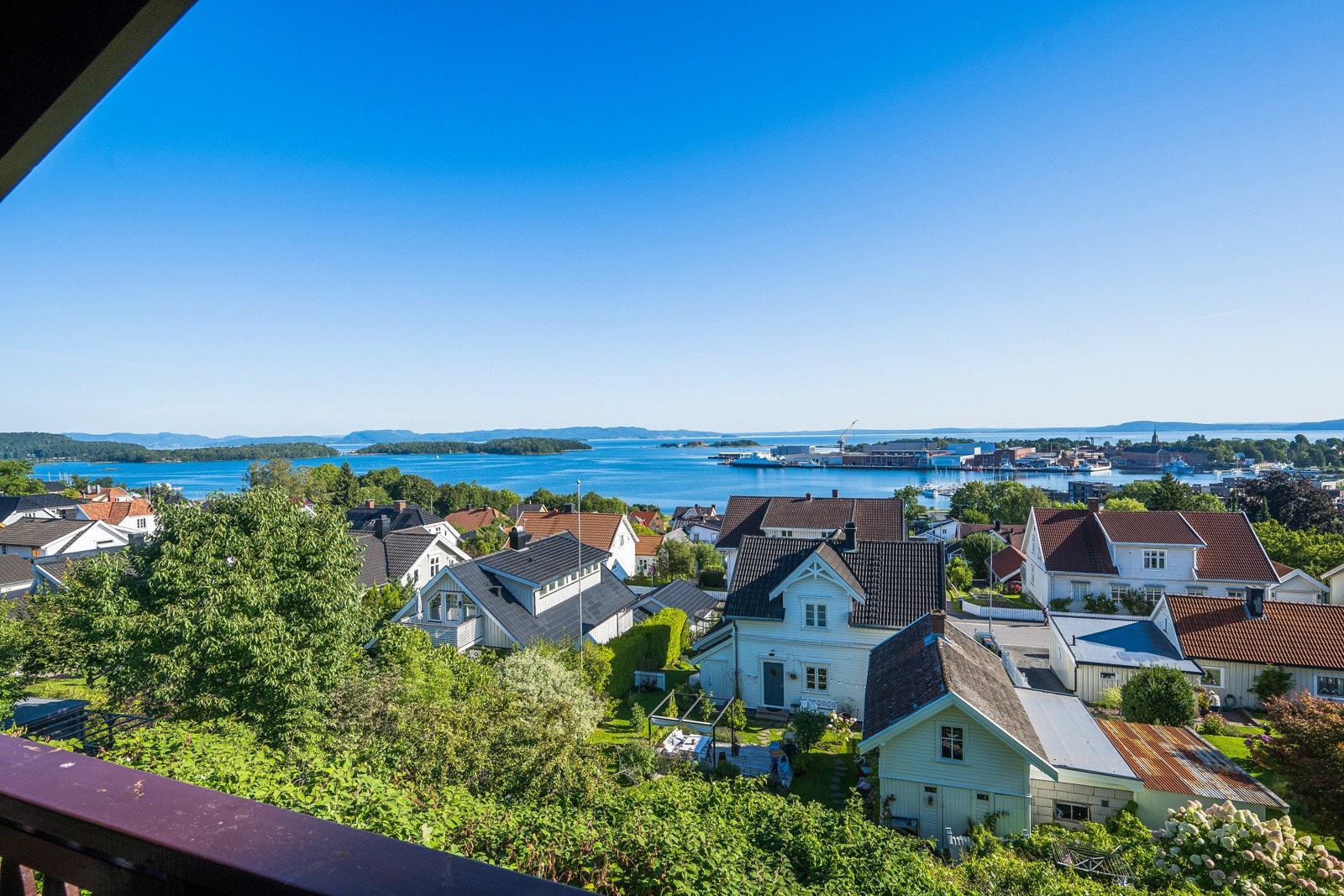 Her ser vi den fantastiske utsikten fra en litt annen vinkel og man ser langt innover fjorden Galleribilde