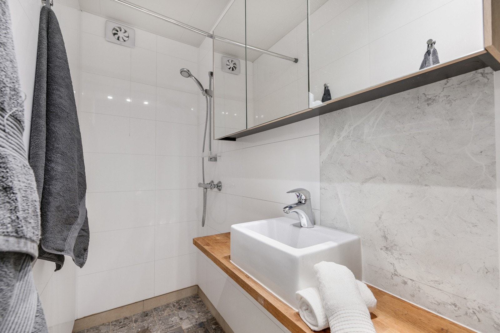 Boligen har hele tre bad - dette er det minste badet og det ble ferdigstilt i sommer Galleribilde