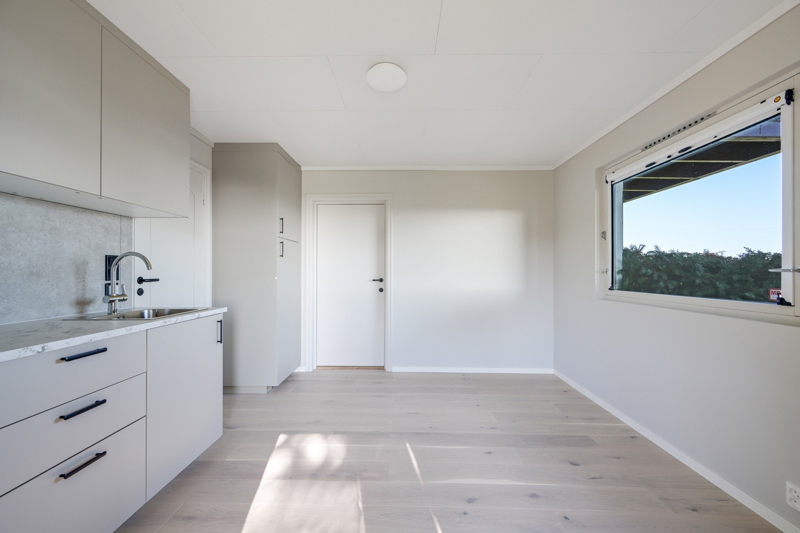 Hyelleiligheten har dobbel gips på begge sider av vegg mellom kjøkken/stue og stue i hovedboligen Galleribilde