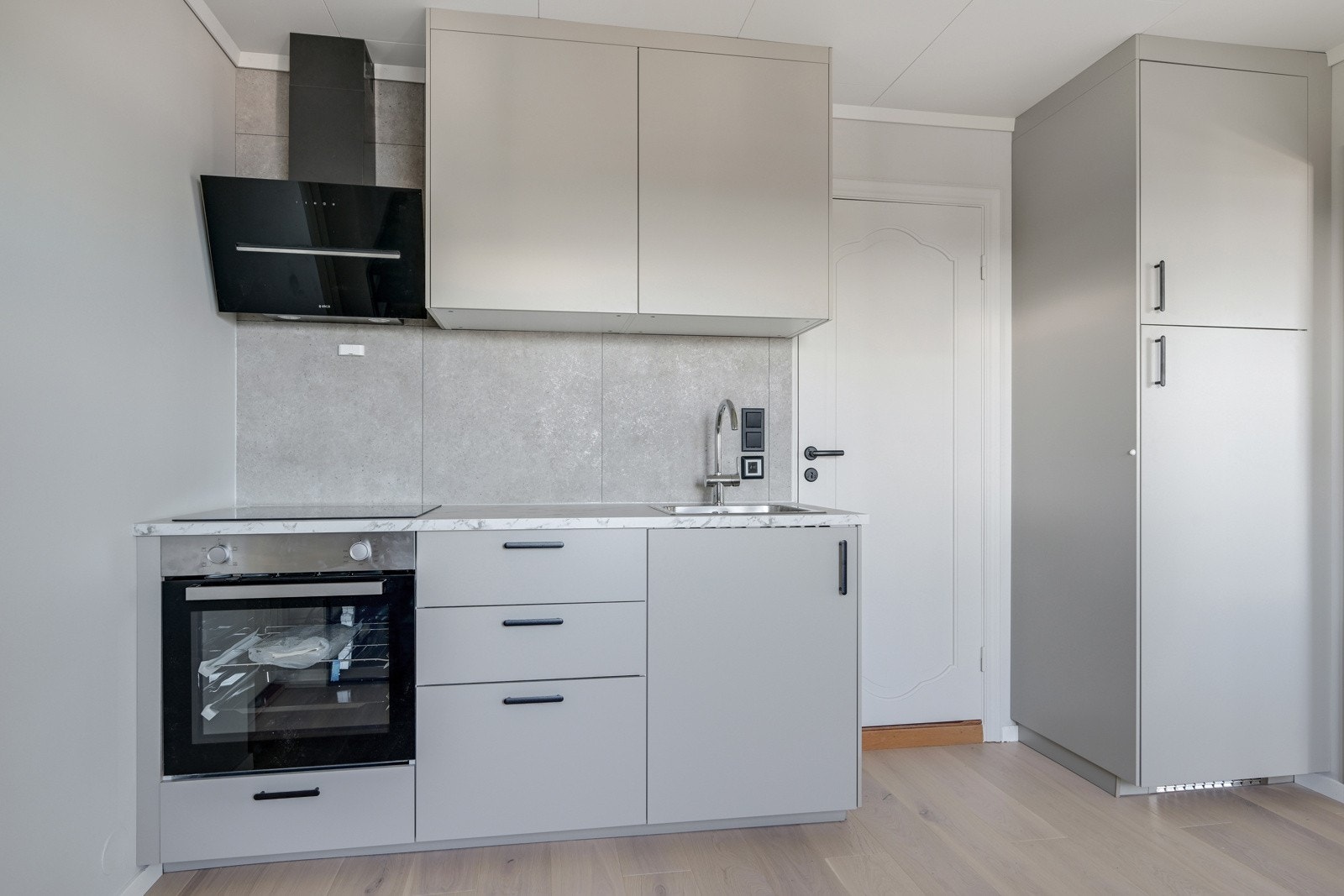 Nytt og ubrukt Ikea kjøkken med integrerte hvitevarer Galleribilde