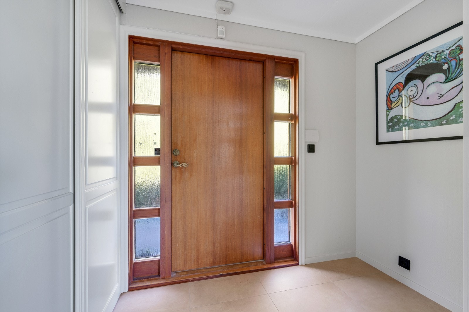 Da fortsetter vi inn i huset - vindfang med nye gulvfliser og skyvedørsgarderobe Galleribilde