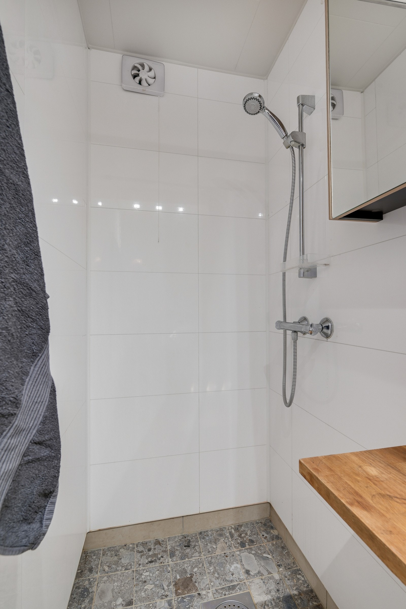 Dusjbad 1. etasje hovedbolig - denne boenheten har i tillegg et helt nytt bad i loftsetasjen Galleribilde