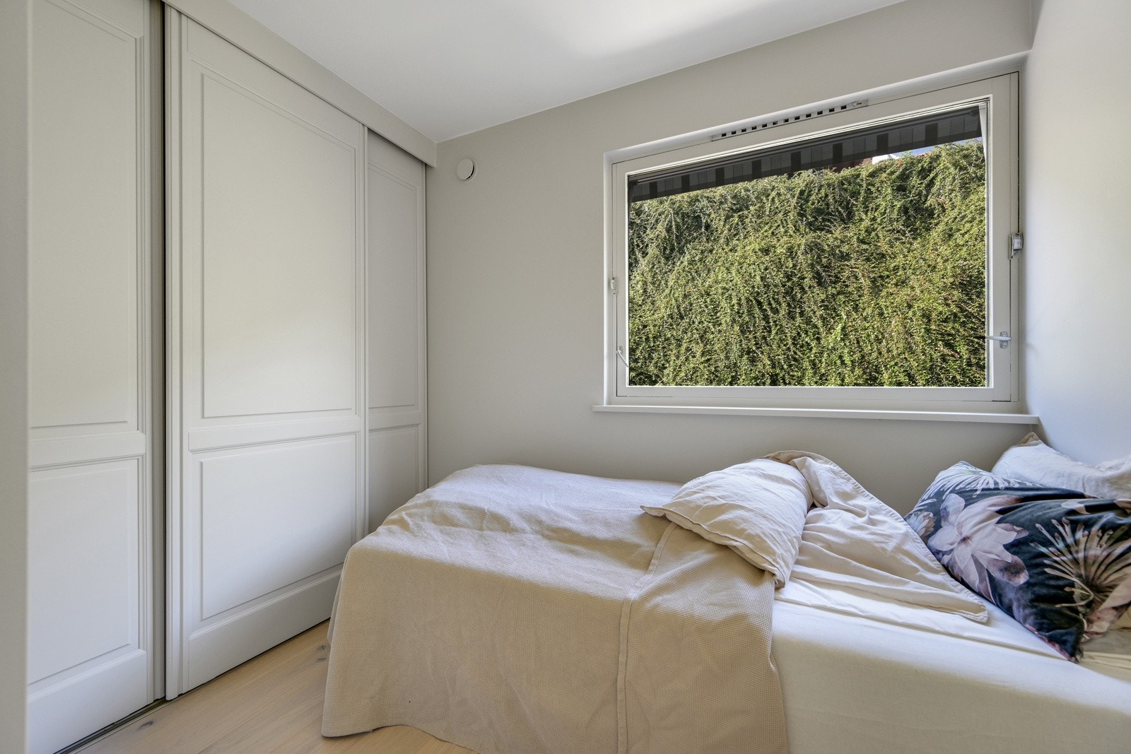 Det er stor skyvedørsgarderobe og plass for dobbel seng Galleribilde