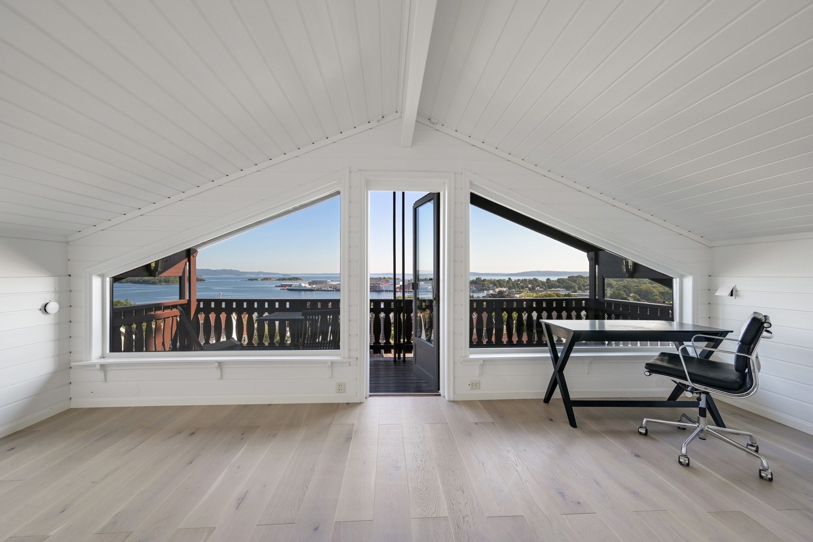 Da har vi tatt turen opp i andre etasje hvor vi finner en nyoppusset stue Galleribilde