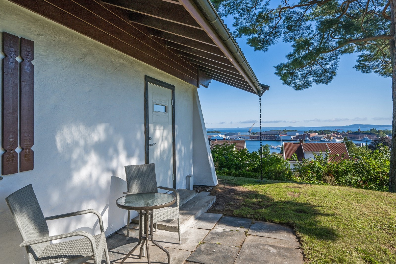 Egen uteplass til leilgheten og selvsagt er det fjordutsikt her også Galleribilde