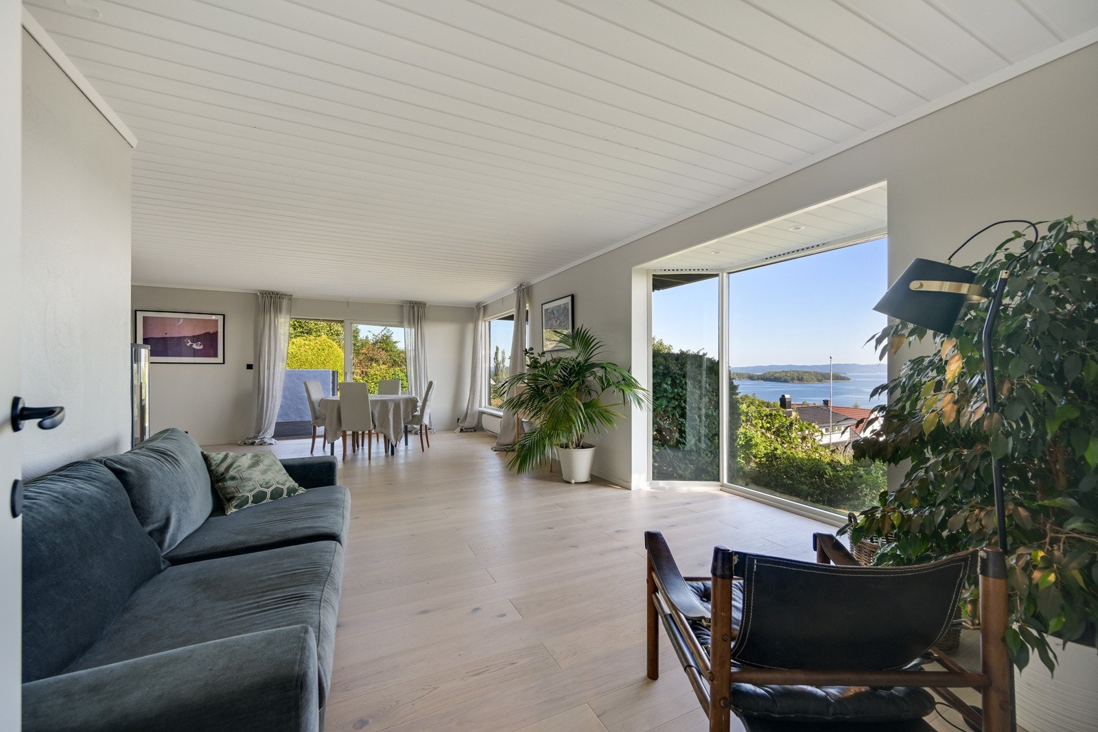 Nyoppusset stue med god plass for både spisestue og sofa Galleribilde