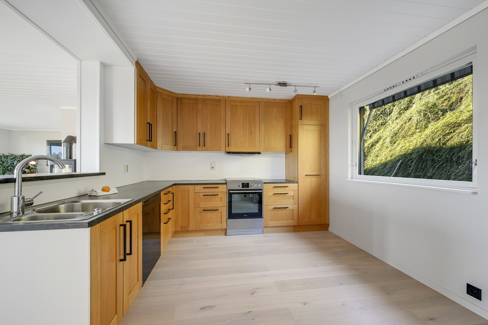 Det er også plass for kjøkkenbord ved vinduet Galleribilde