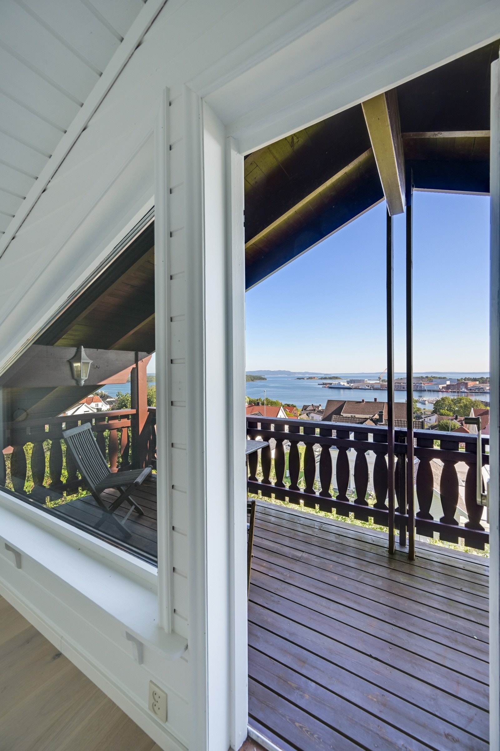 Og utgang til en overbygget balkong med utsikt til vakre soloppganger Galleribilde